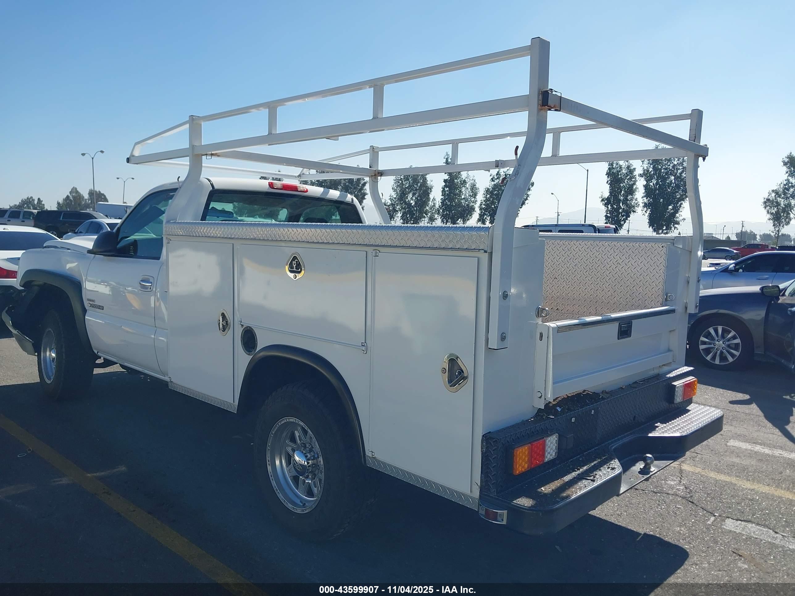 CHEVROLET SILVERADO image 3