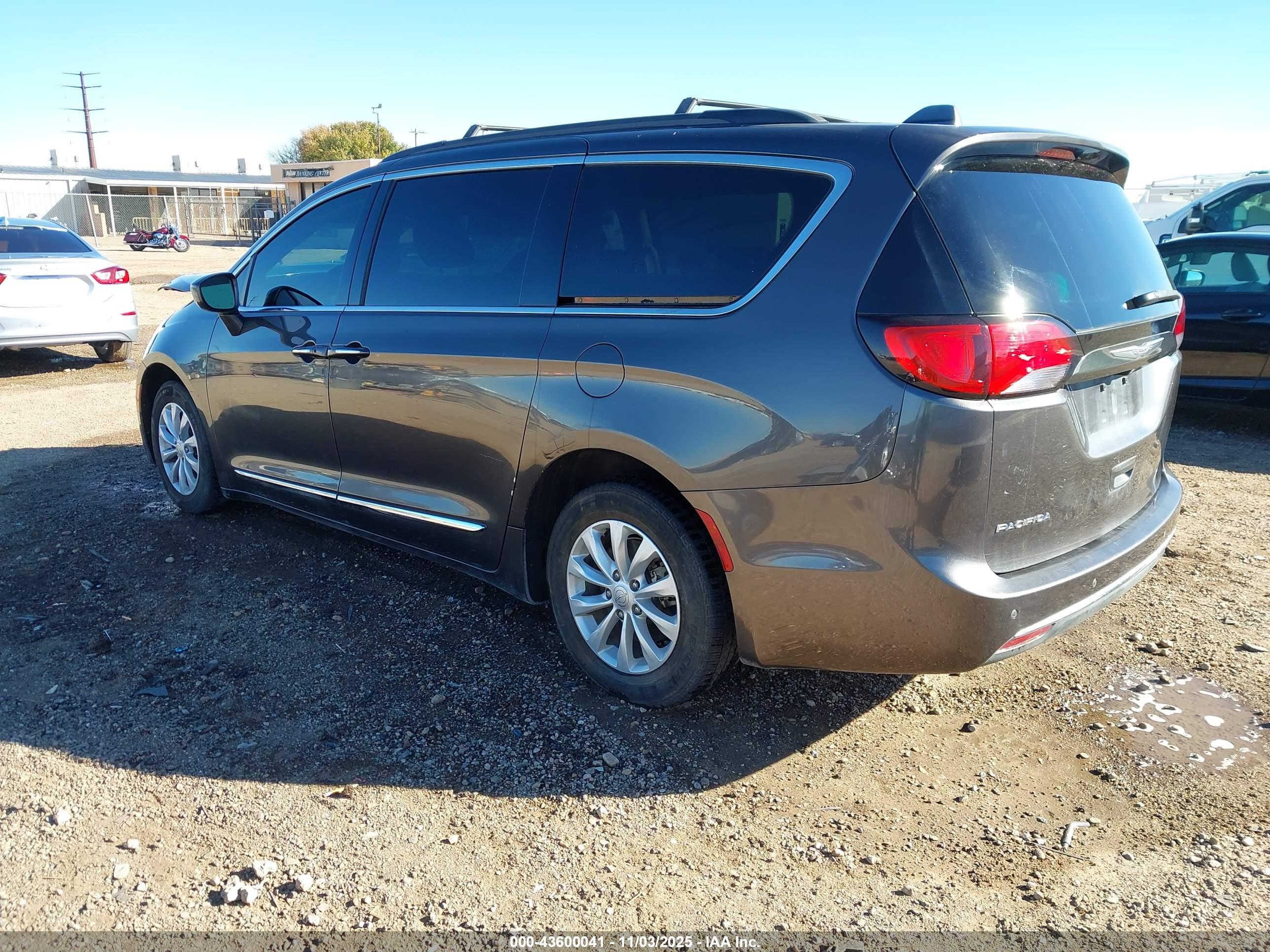CHRYSLER PACIFICA image 3