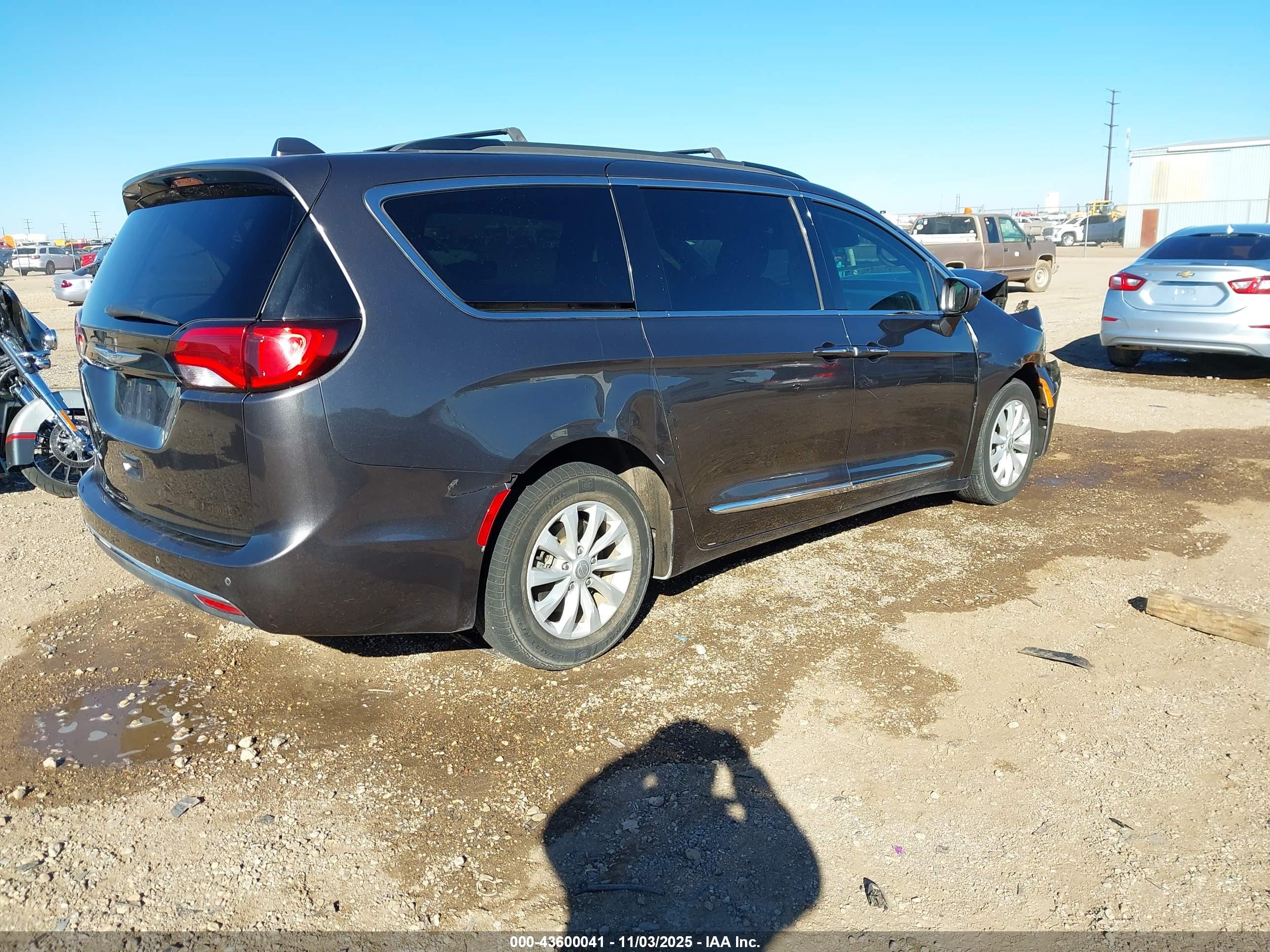 CHRYSLER PACIFICA image 4