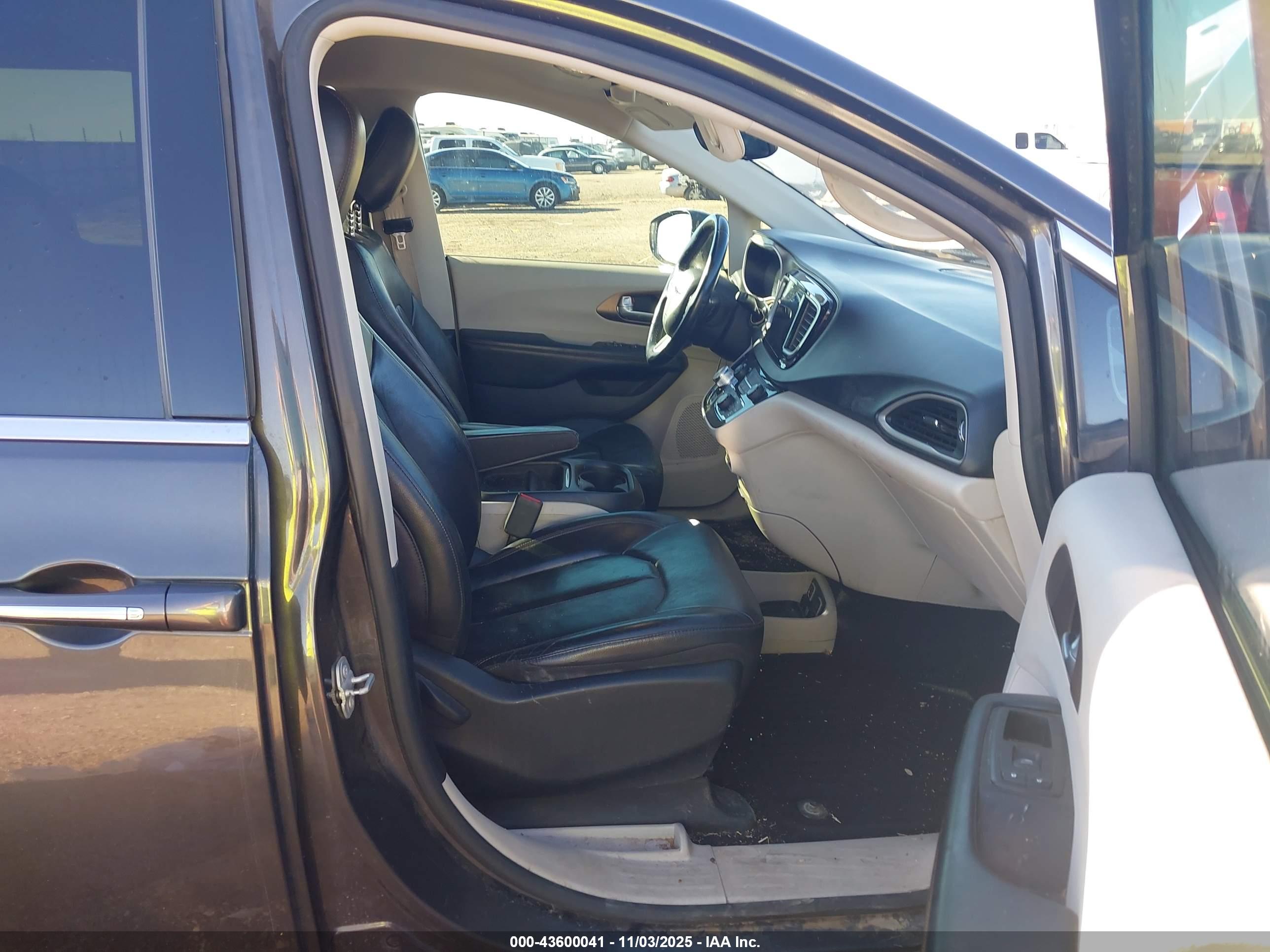 CHRYSLER PACIFICA image 5