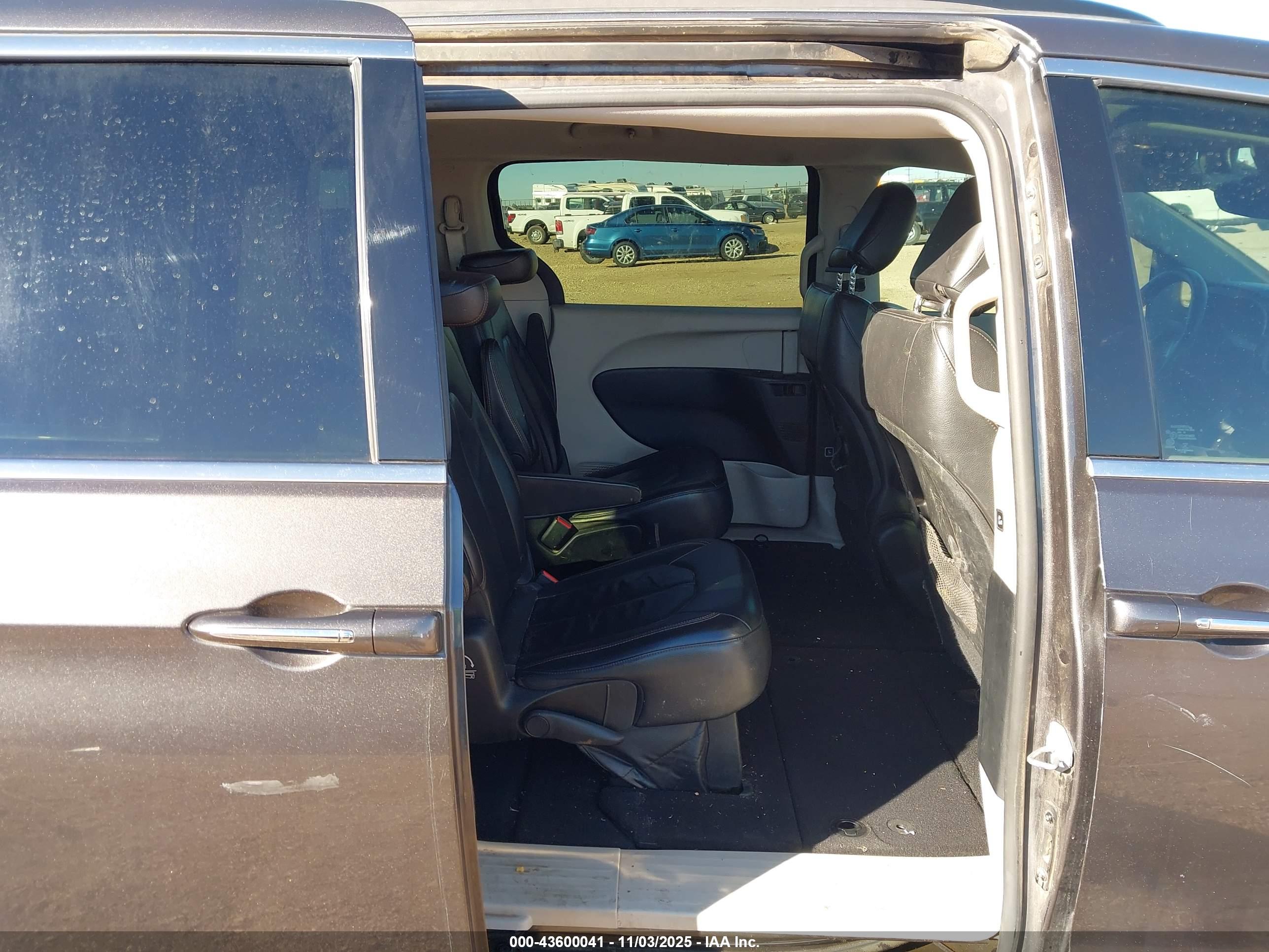 CHRYSLER PACIFICA image 8