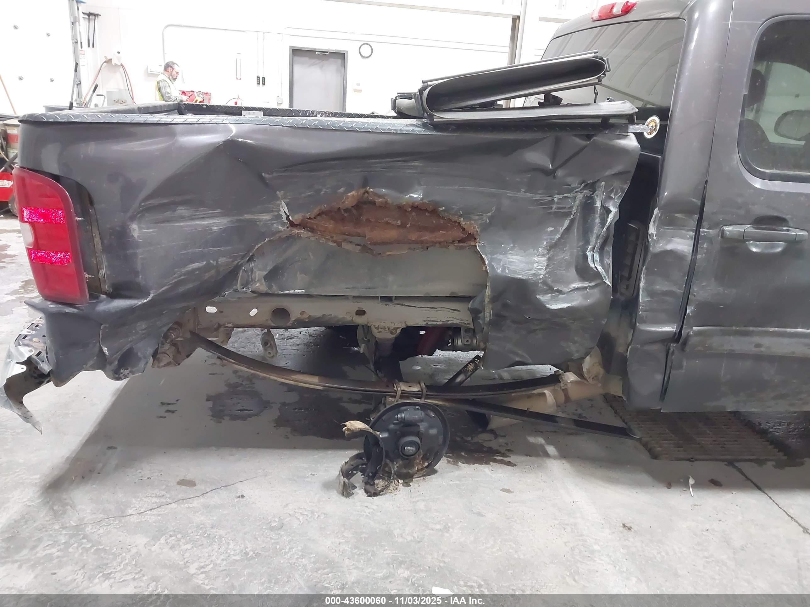 CHEVROLET SILVERADO image 6