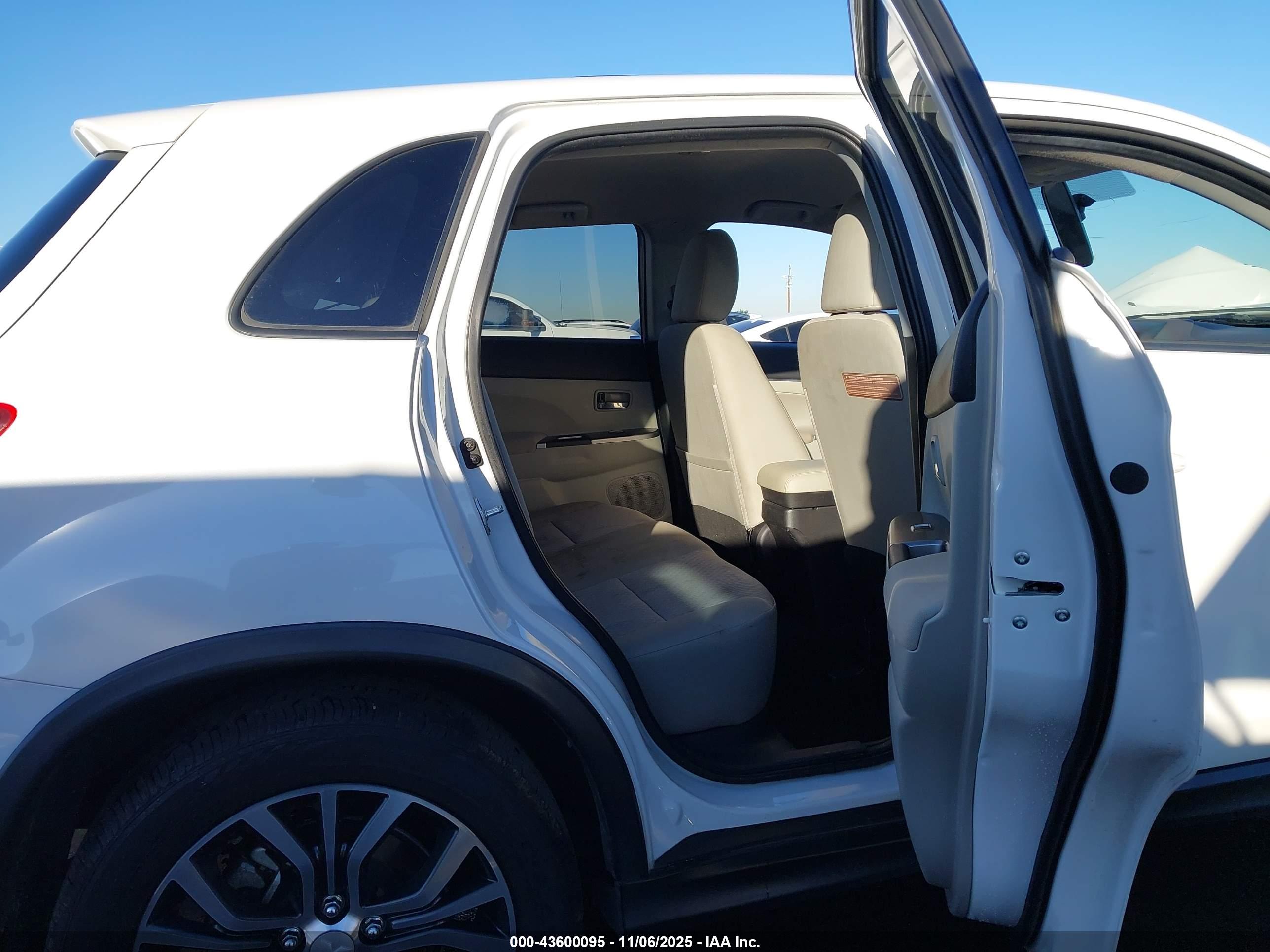 MITSUBISHI OUTLANDER image 8