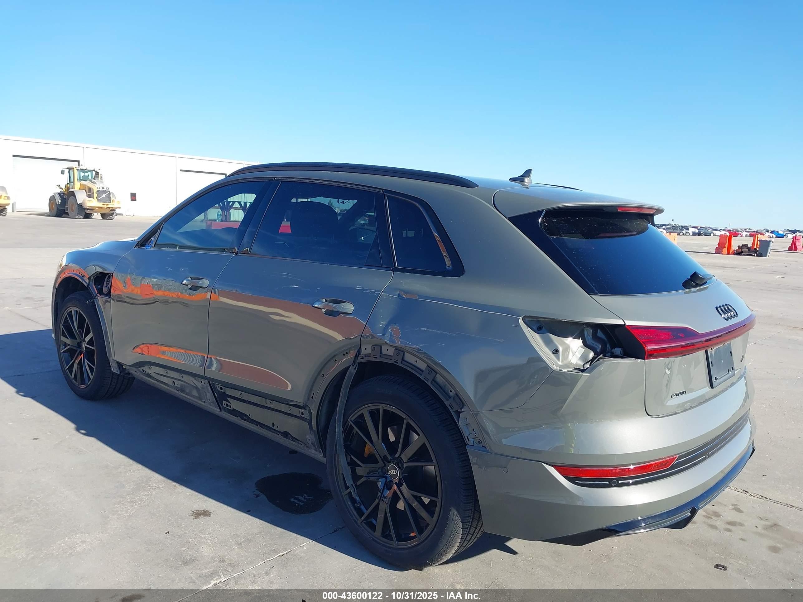 AUDI E-TRON image 3