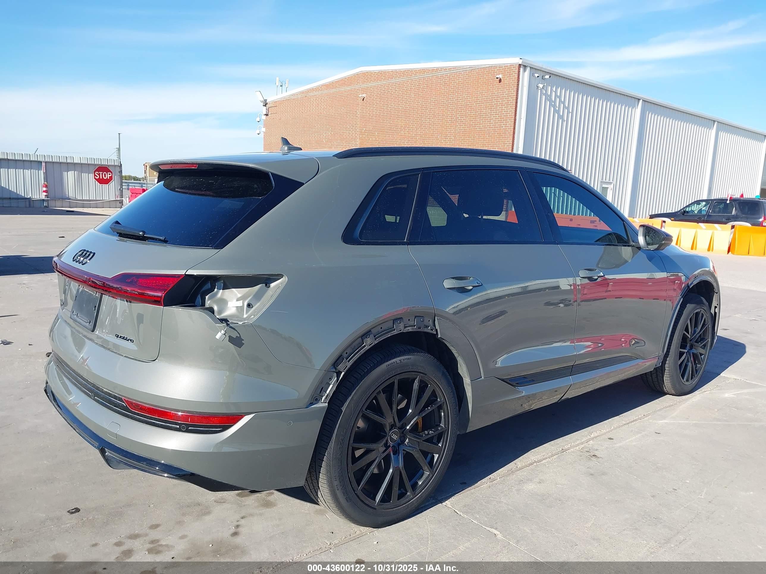 AUDI E-TRON image 4