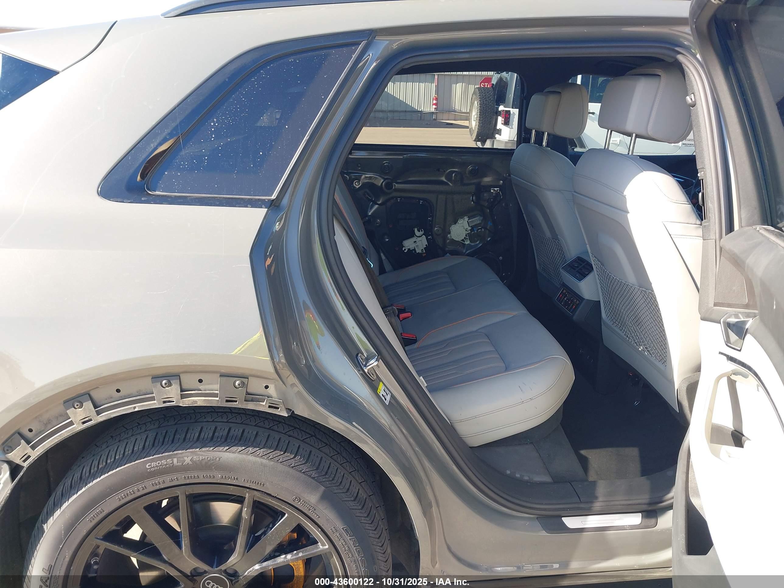 AUDI E-TRON image 8