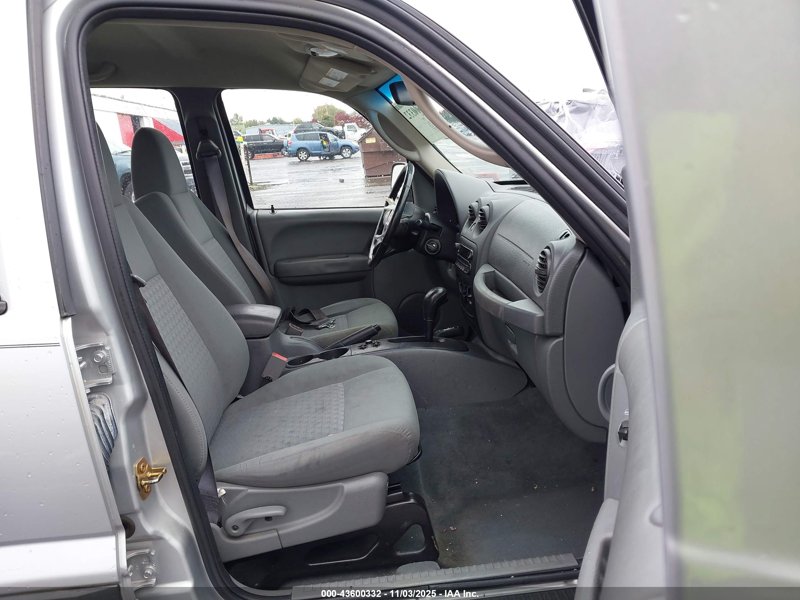 JEEP LIBERTY image 5
