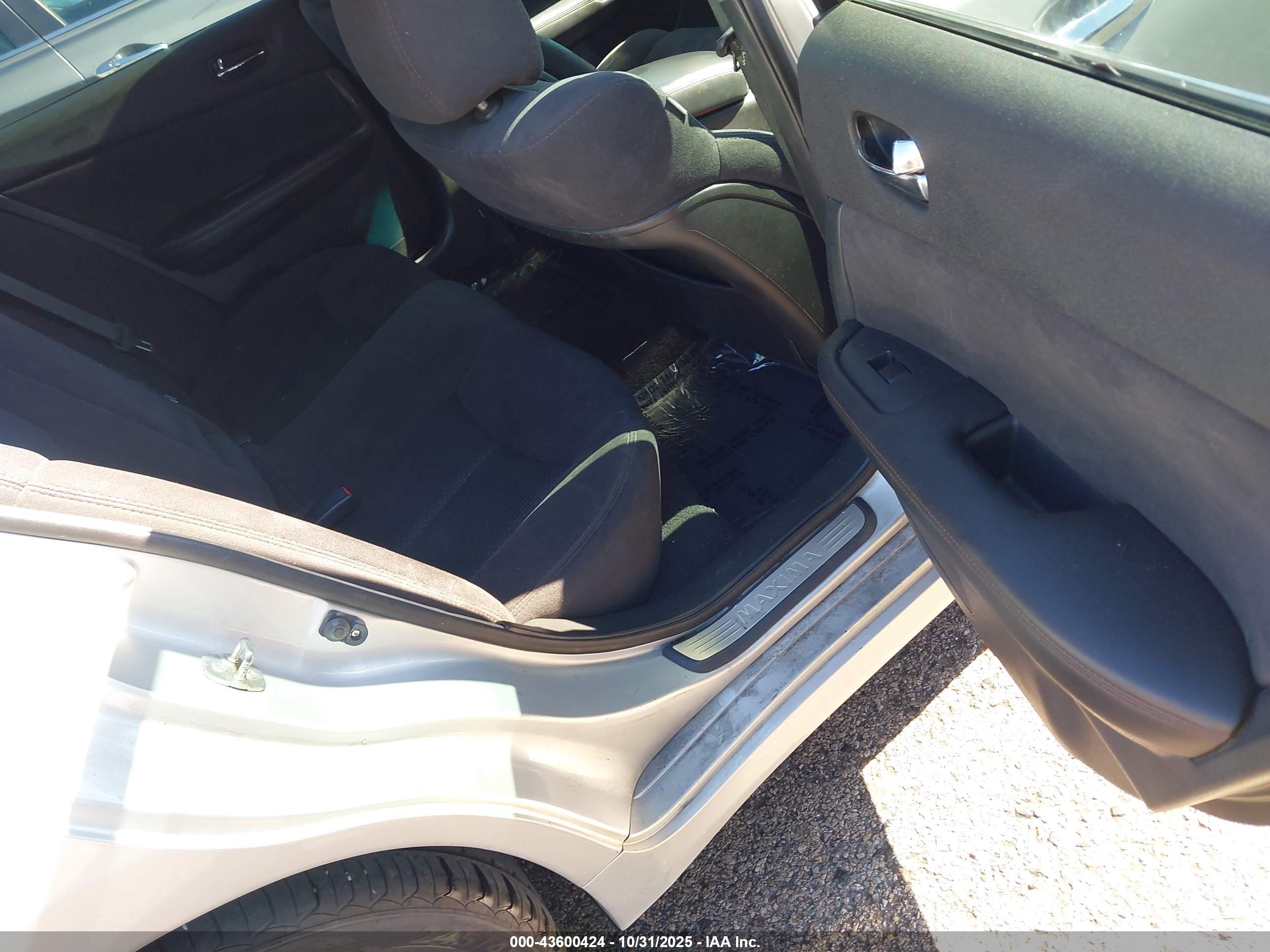 NISSAN MAXIMA image 8