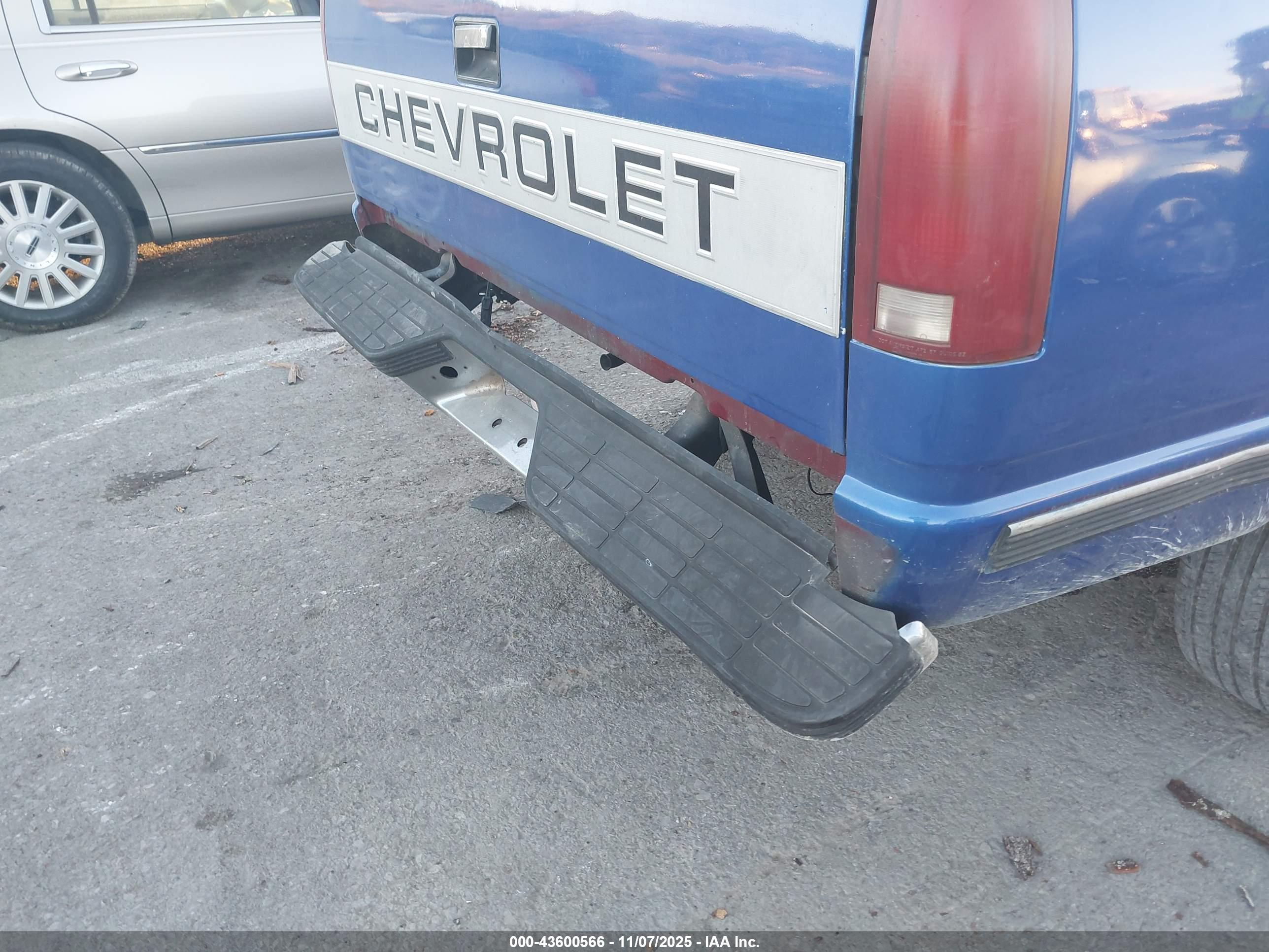 CHEVROLET GMT-400 image 6