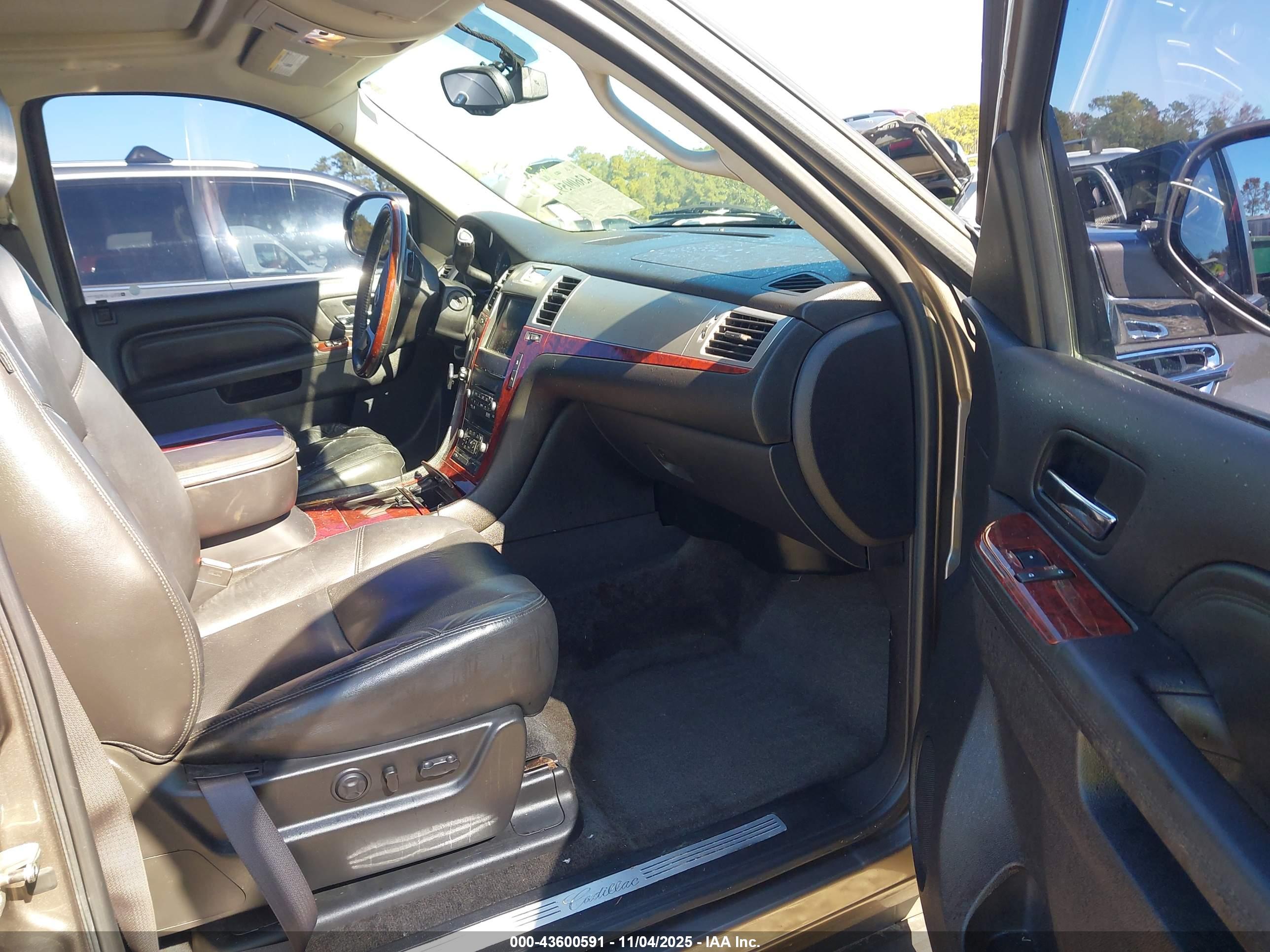 CADILLAC ESCALADE image 5