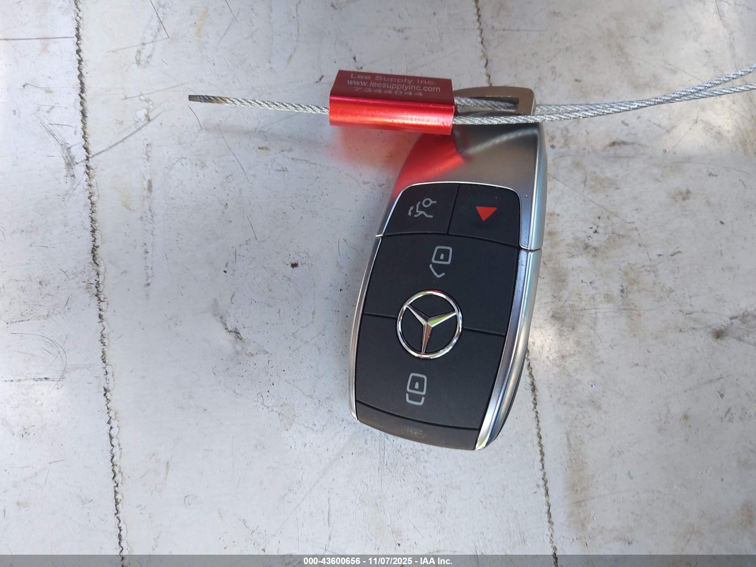 MERCEDES-BENZ GLB image 11
