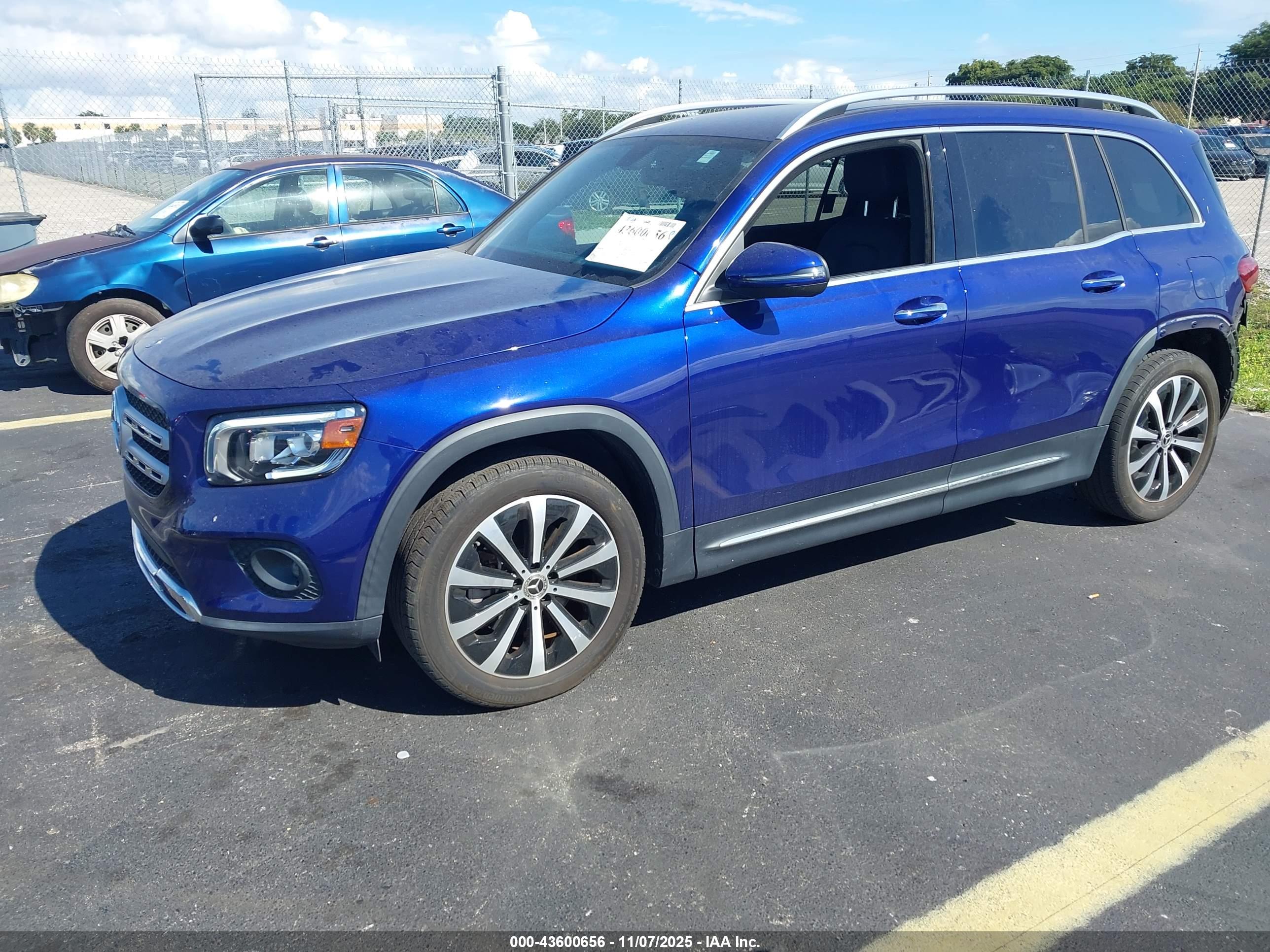 MERCEDES-BENZ GLB image 2
