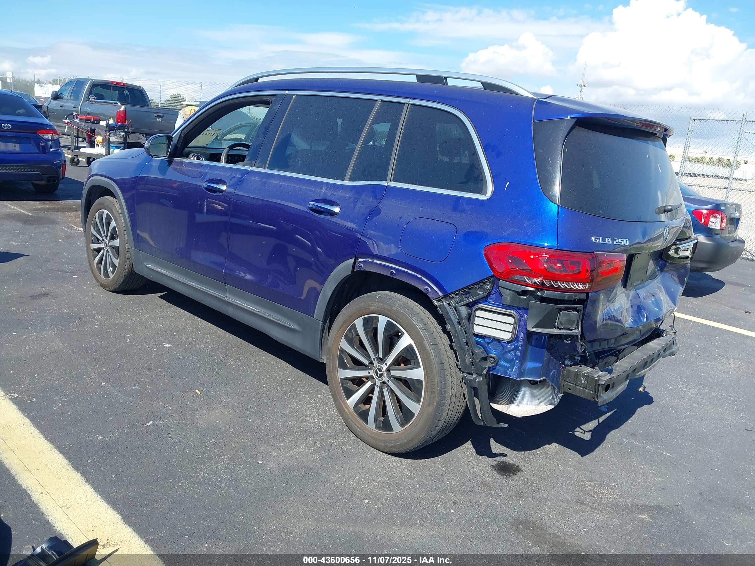 MERCEDES-BENZ GLB image 3