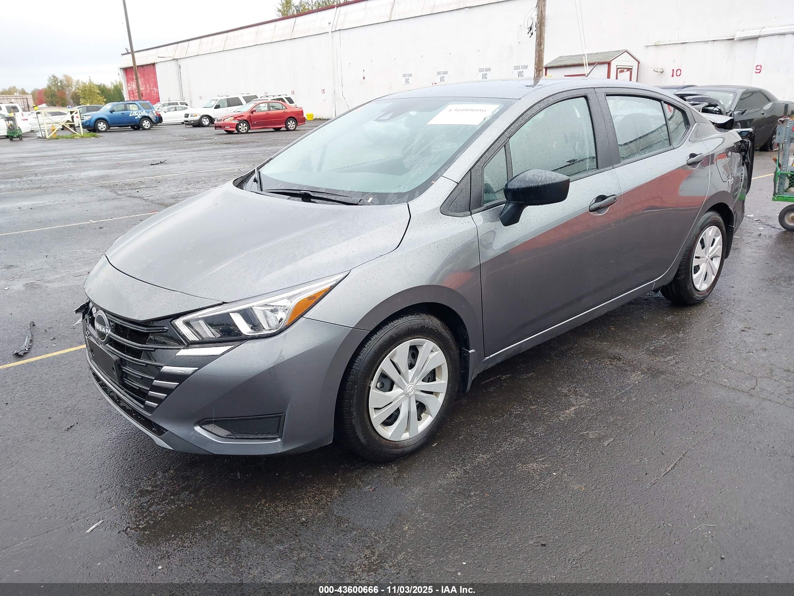 NISSAN VERSA image 2