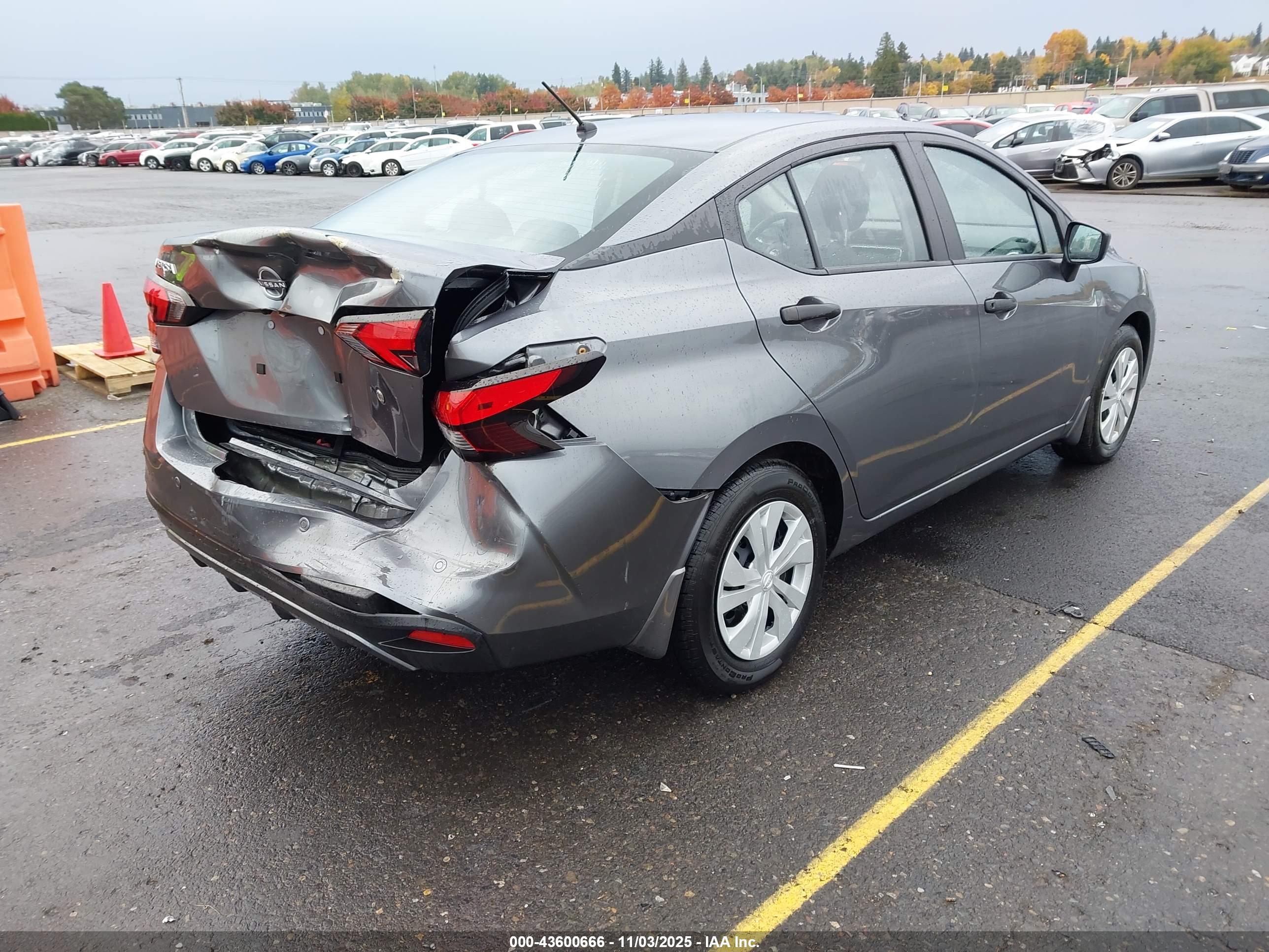 NISSAN VERSA image 4