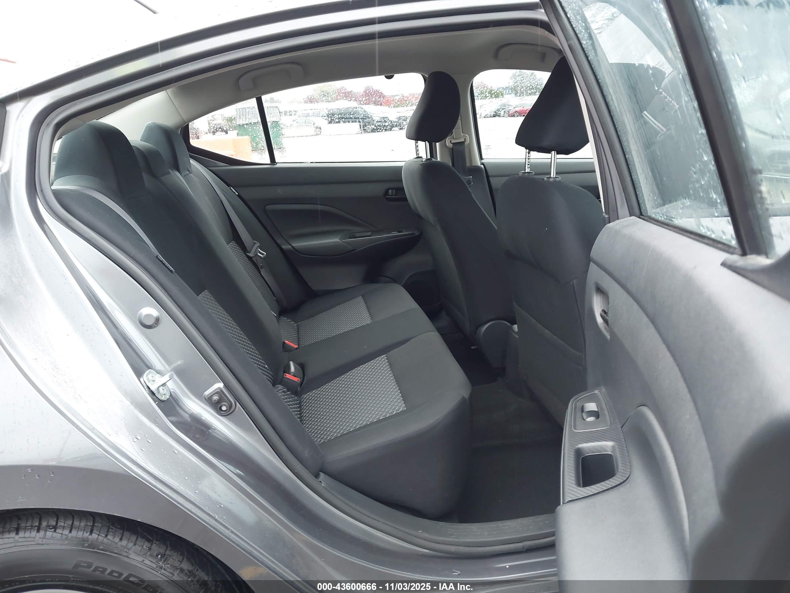 NISSAN VERSA image 8
