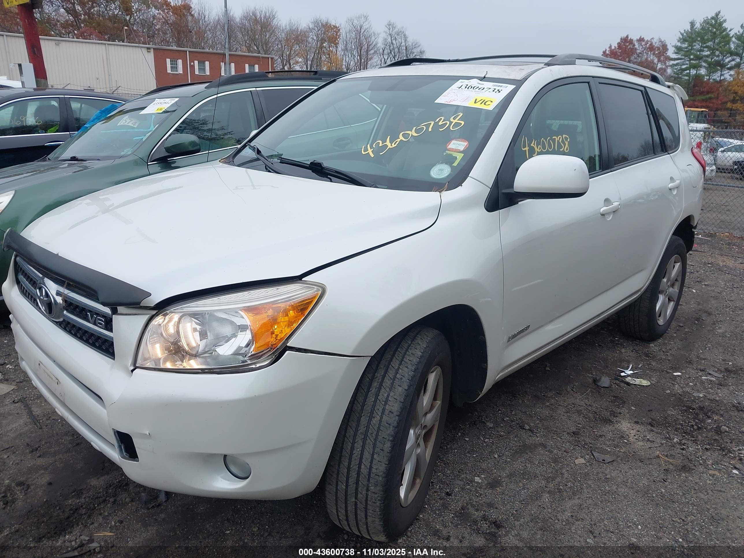TOYOTA RAV4 image 2