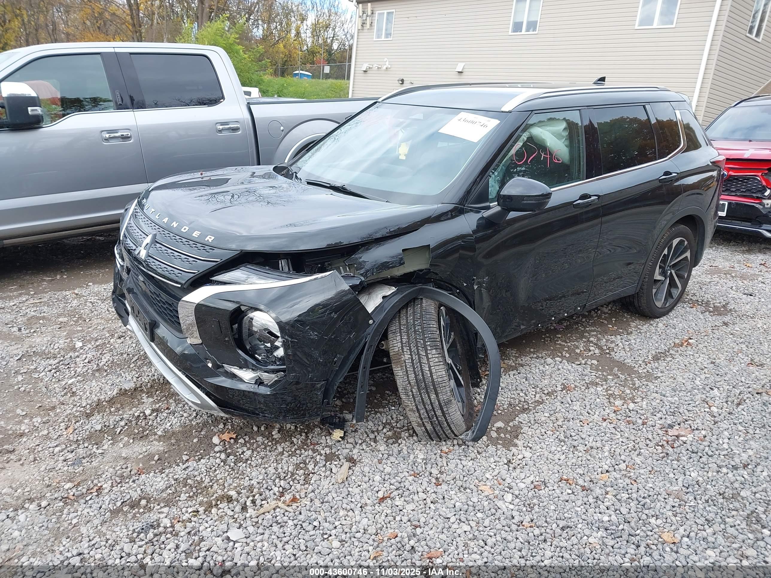 MITSUBISHI OUTLANDER image 2