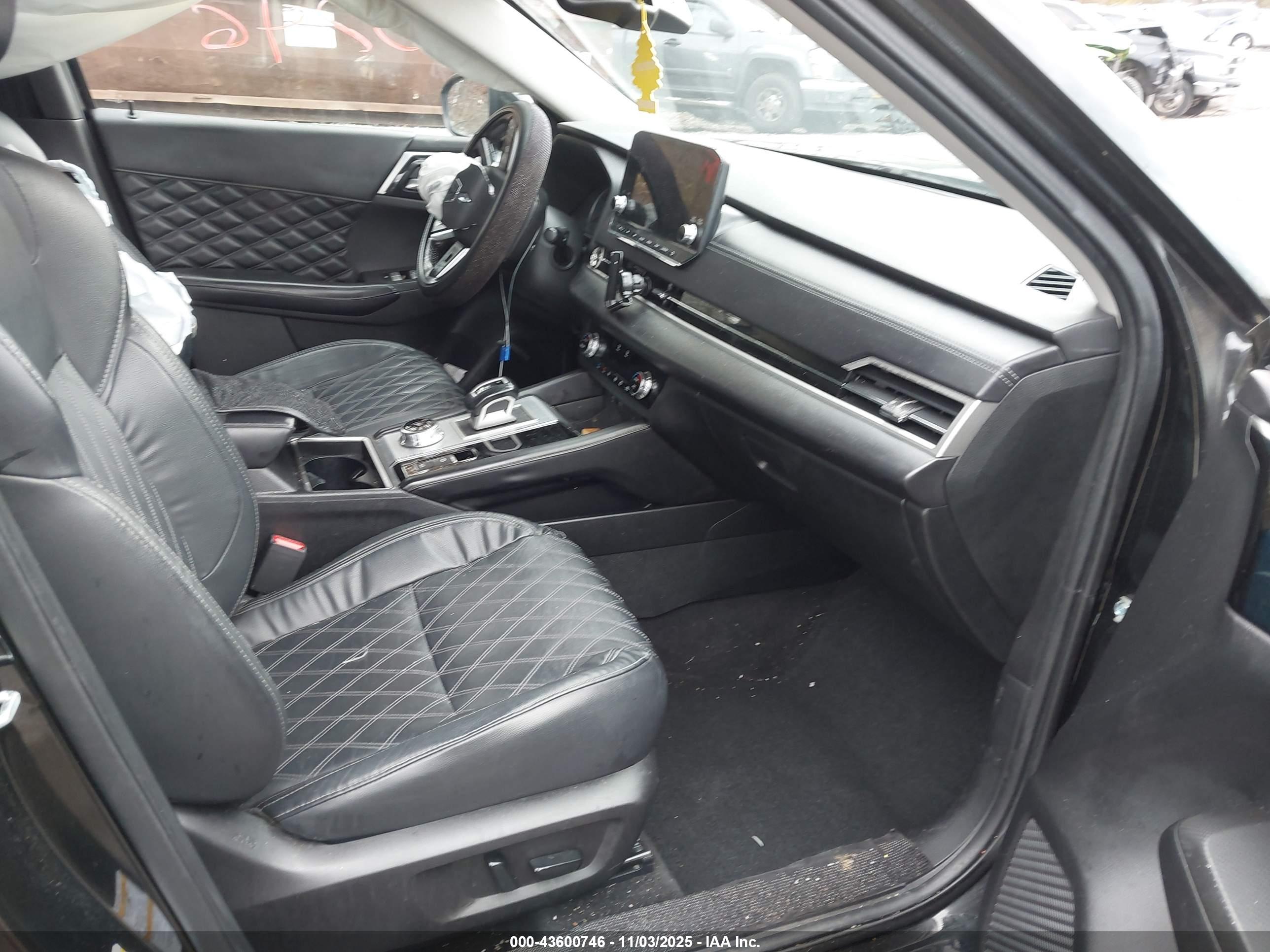MITSUBISHI OUTLANDER image 5