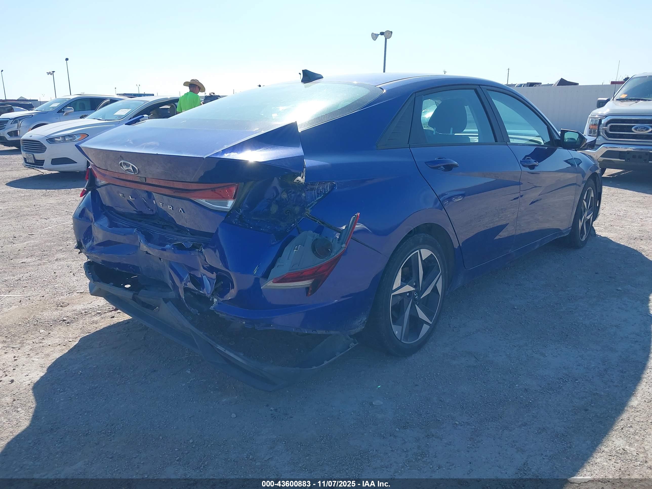 HYUNDAI ELANTRA image 4