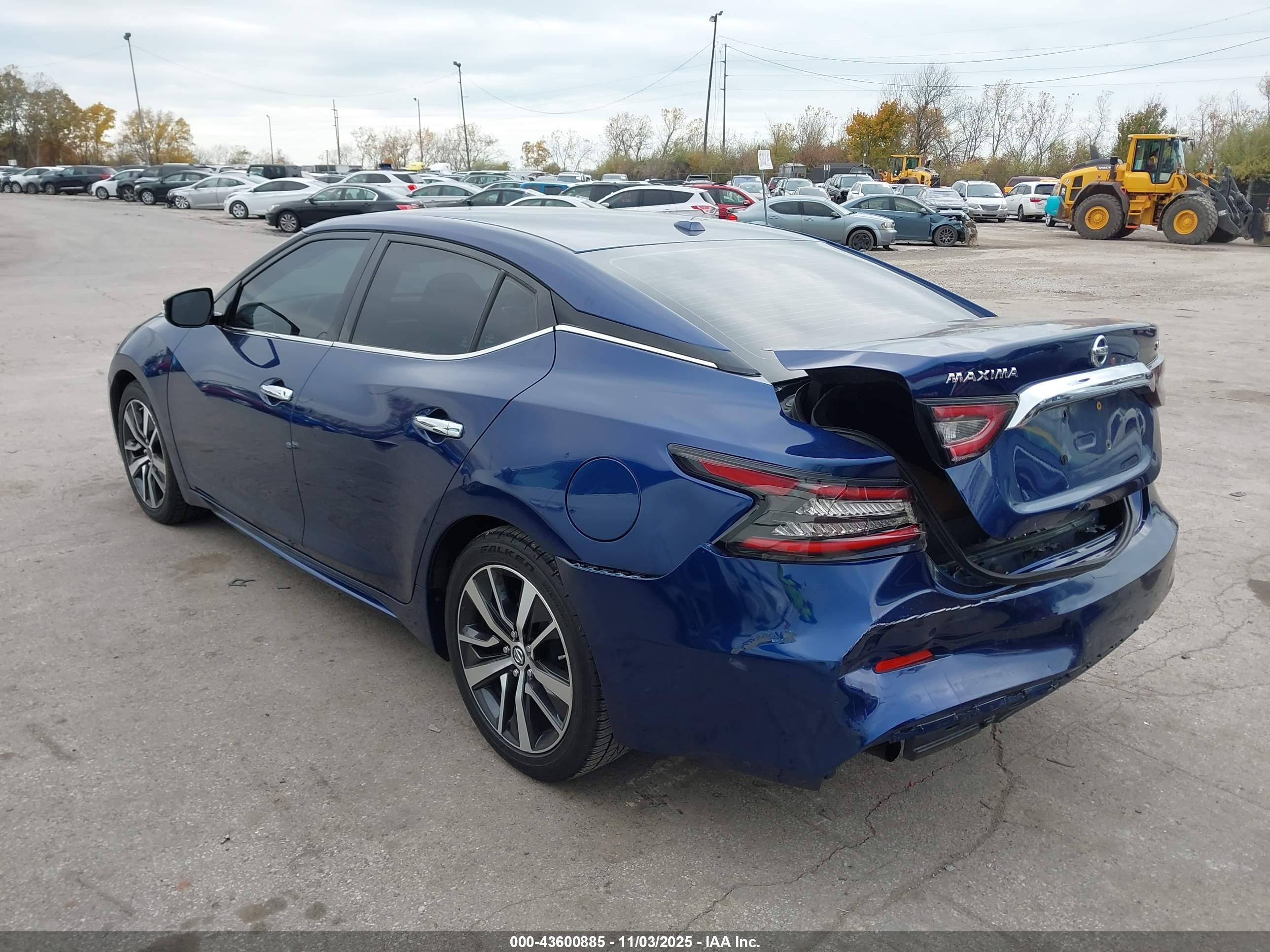NISSAN MAXIMA image 3
