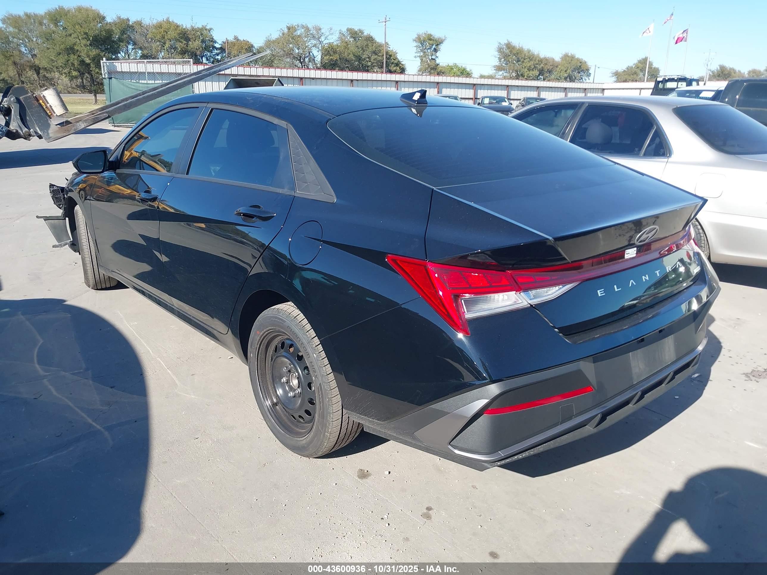 HYUNDAI ELANTRA image 3