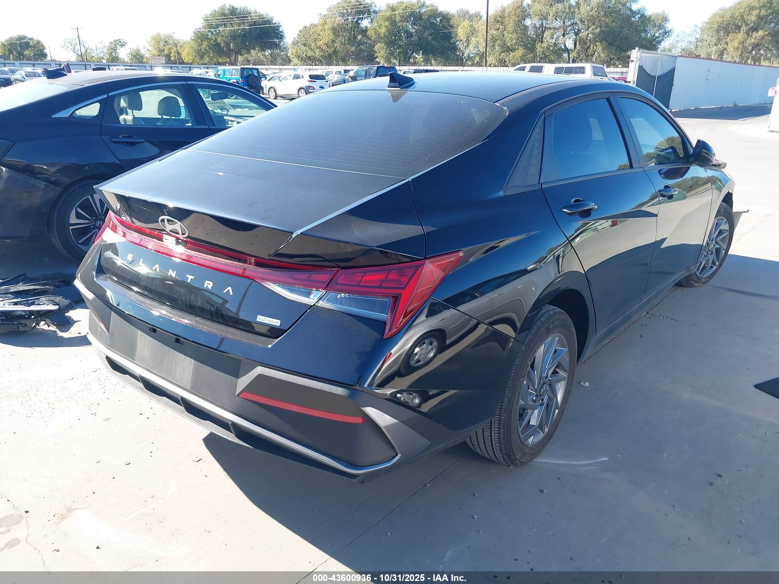 HYUNDAI ELANTRA image 4