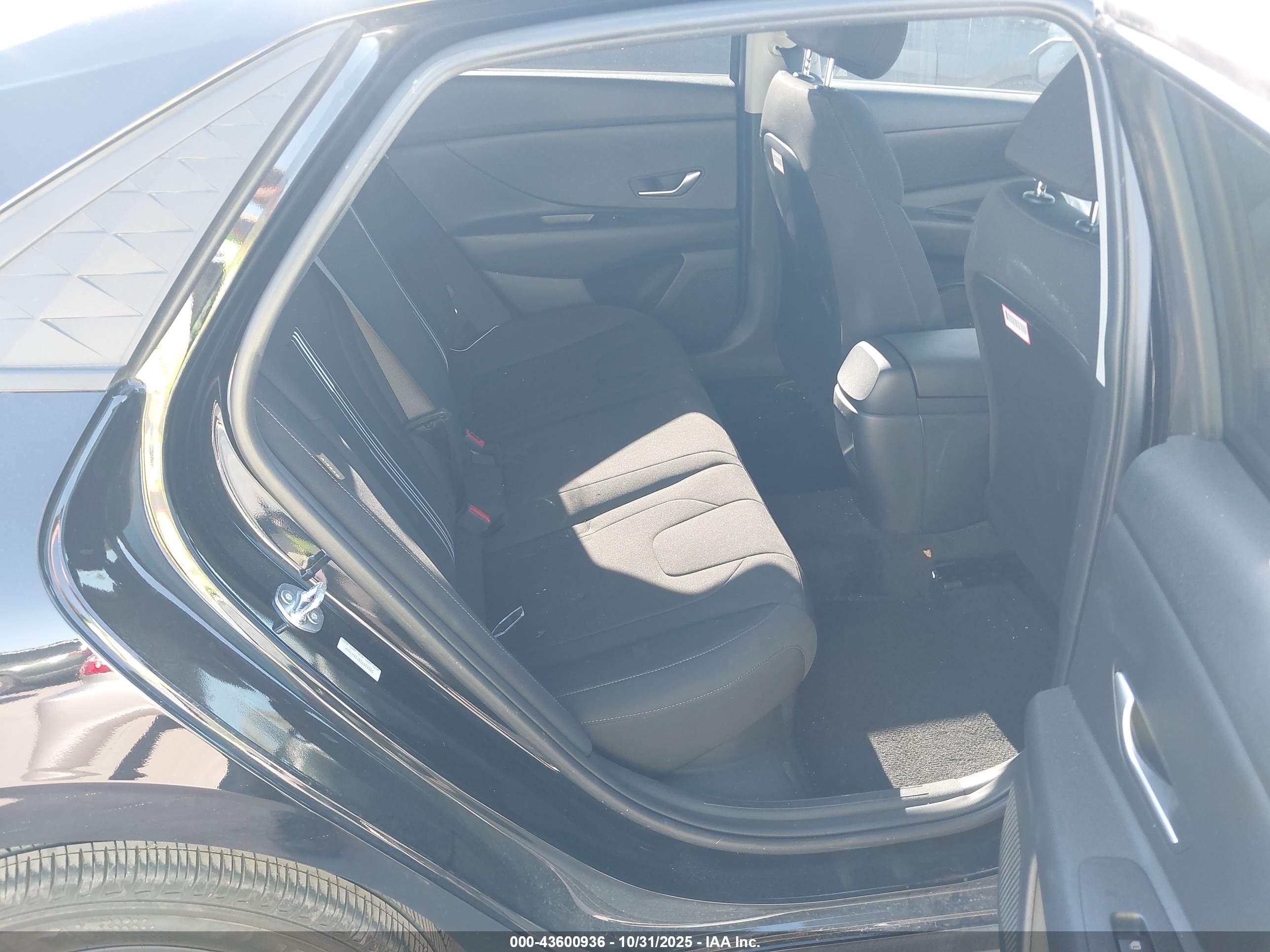 HYUNDAI ELANTRA image 8