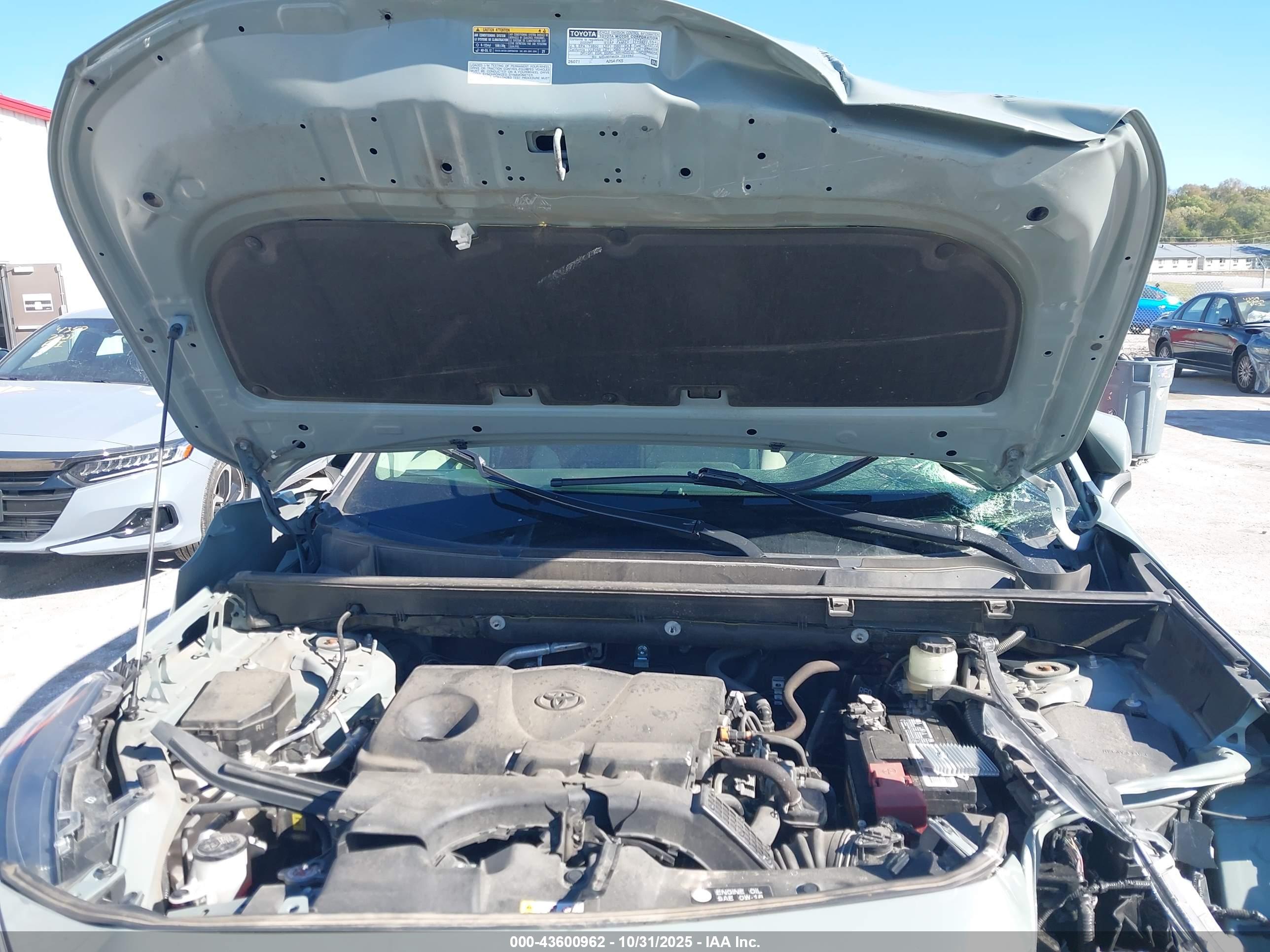 TOYOTA RAV4 image 10