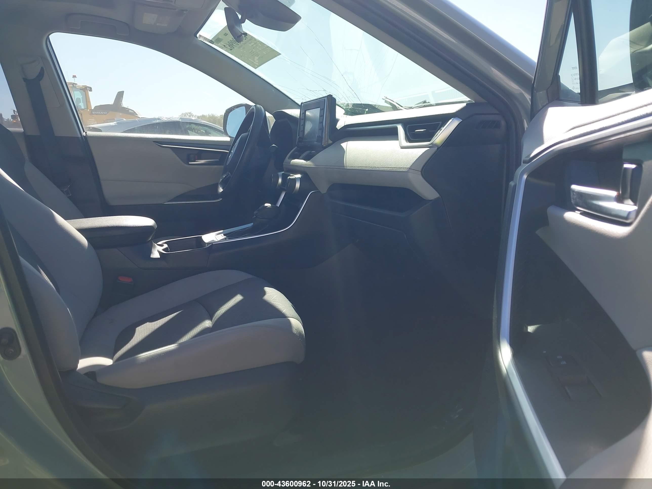 TOYOTA RAV4 image 5