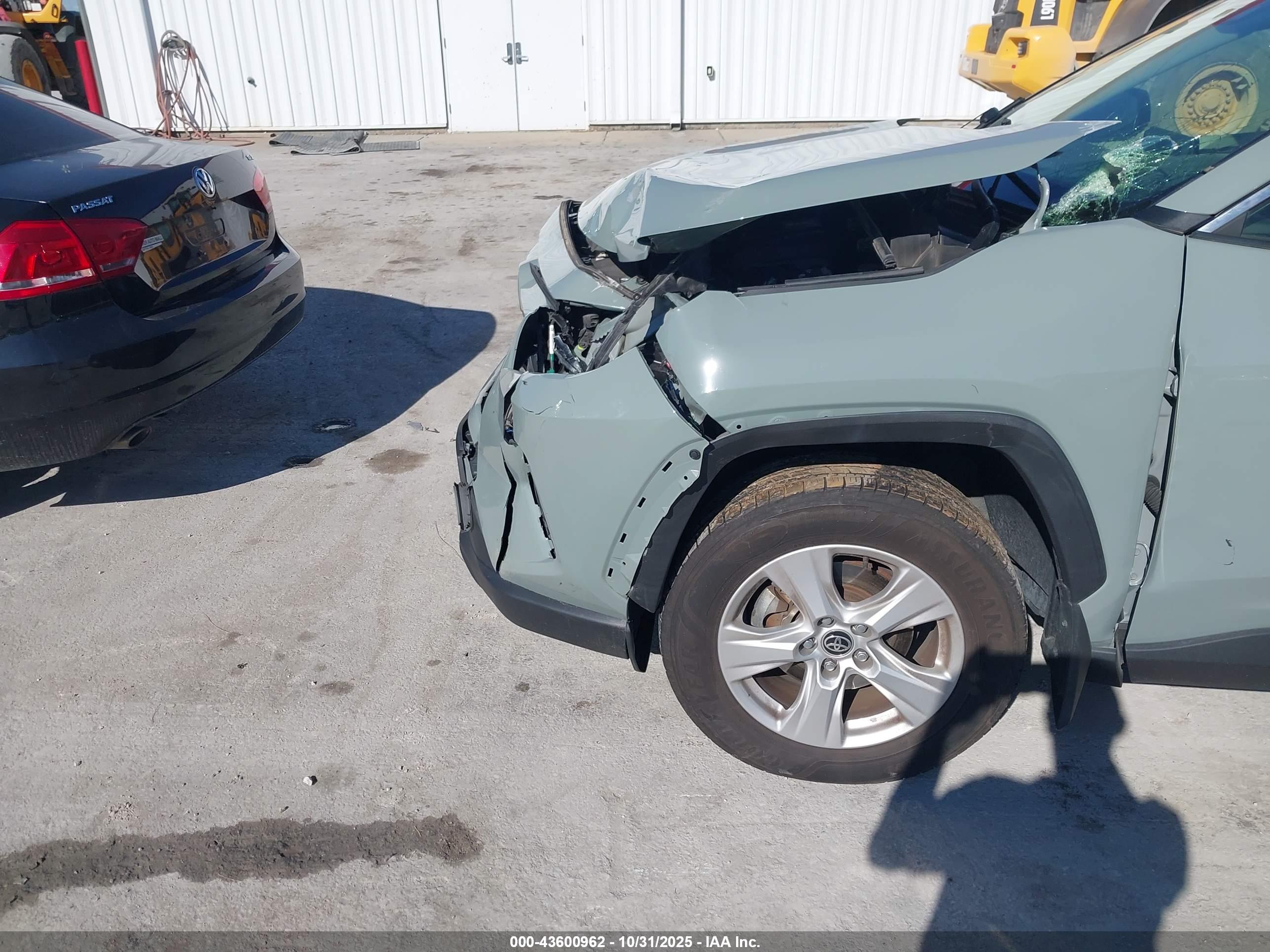 TOYOTA RAV4 image 6
