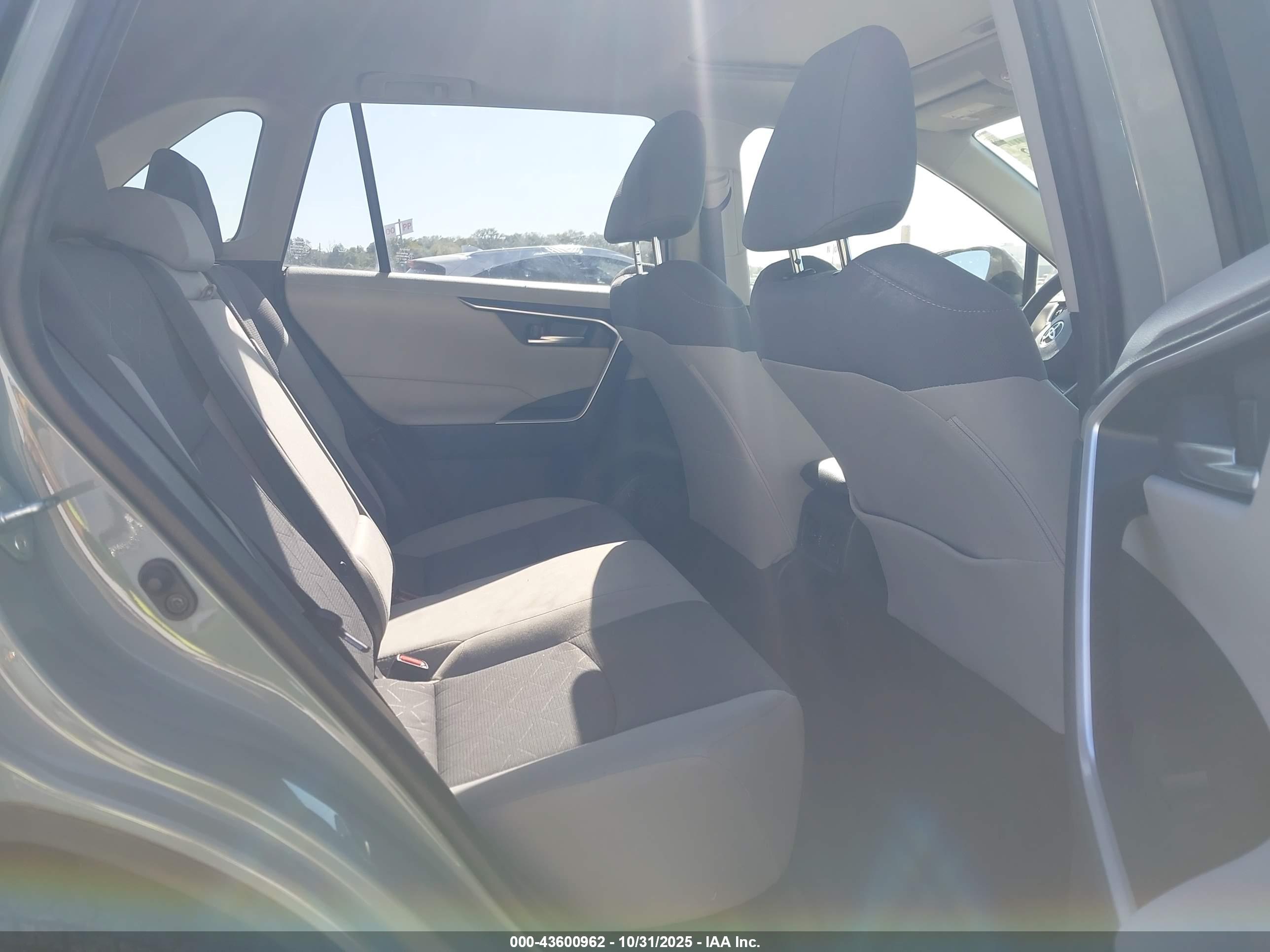 TOYOTA RAV4 image 8
