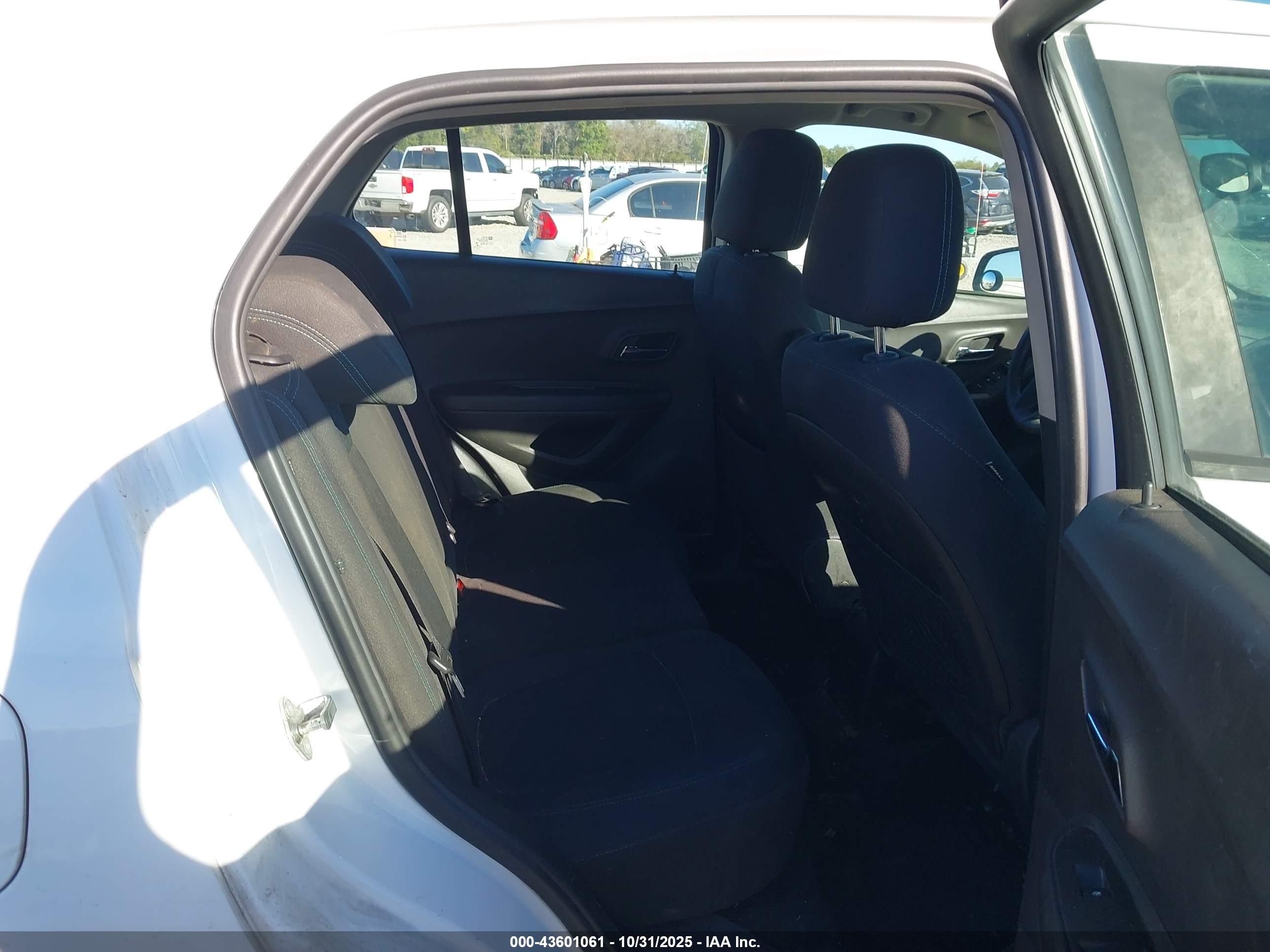 CHEVROLET TRAX image 8