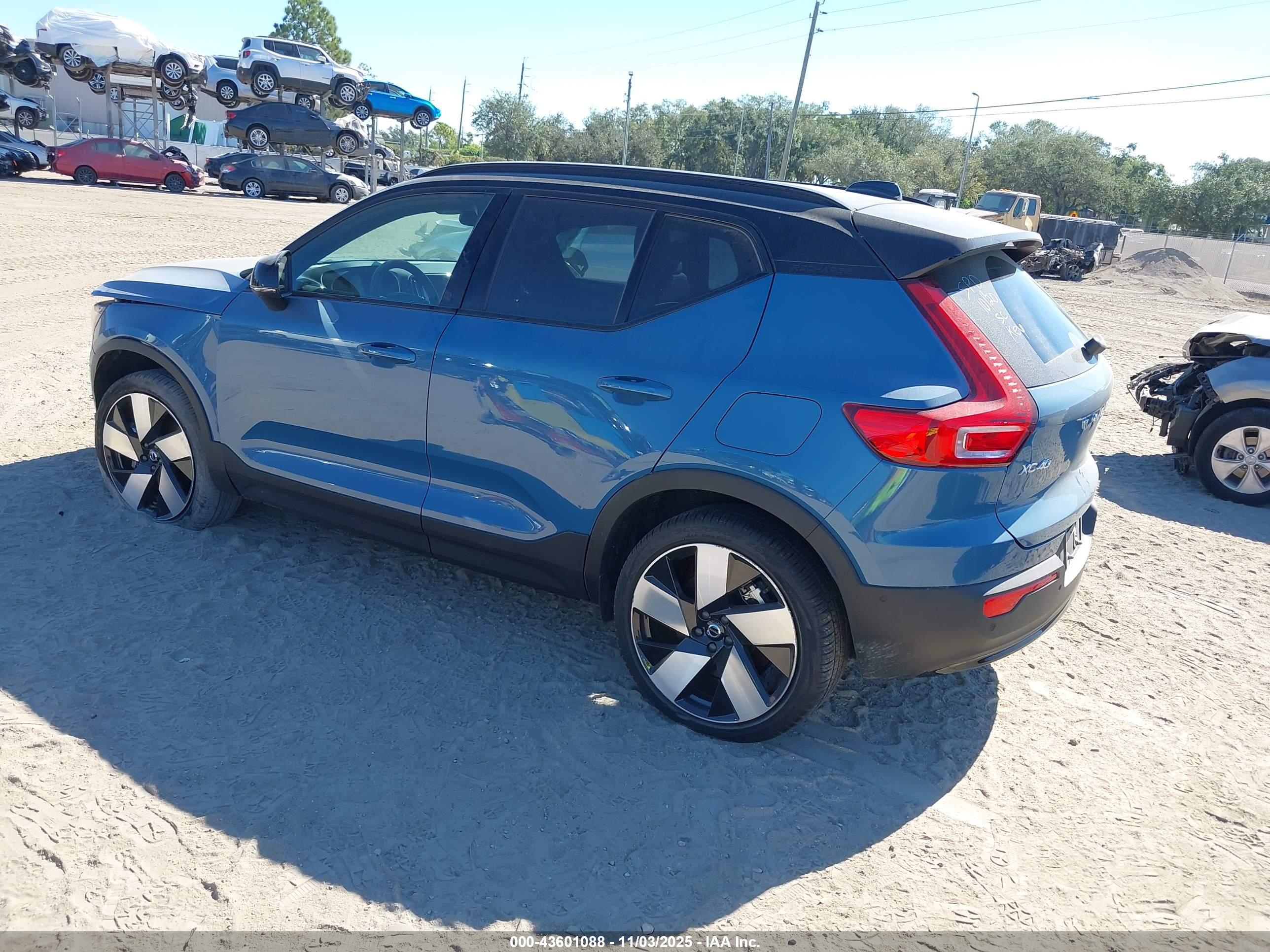 VOLVO XC40 image 3