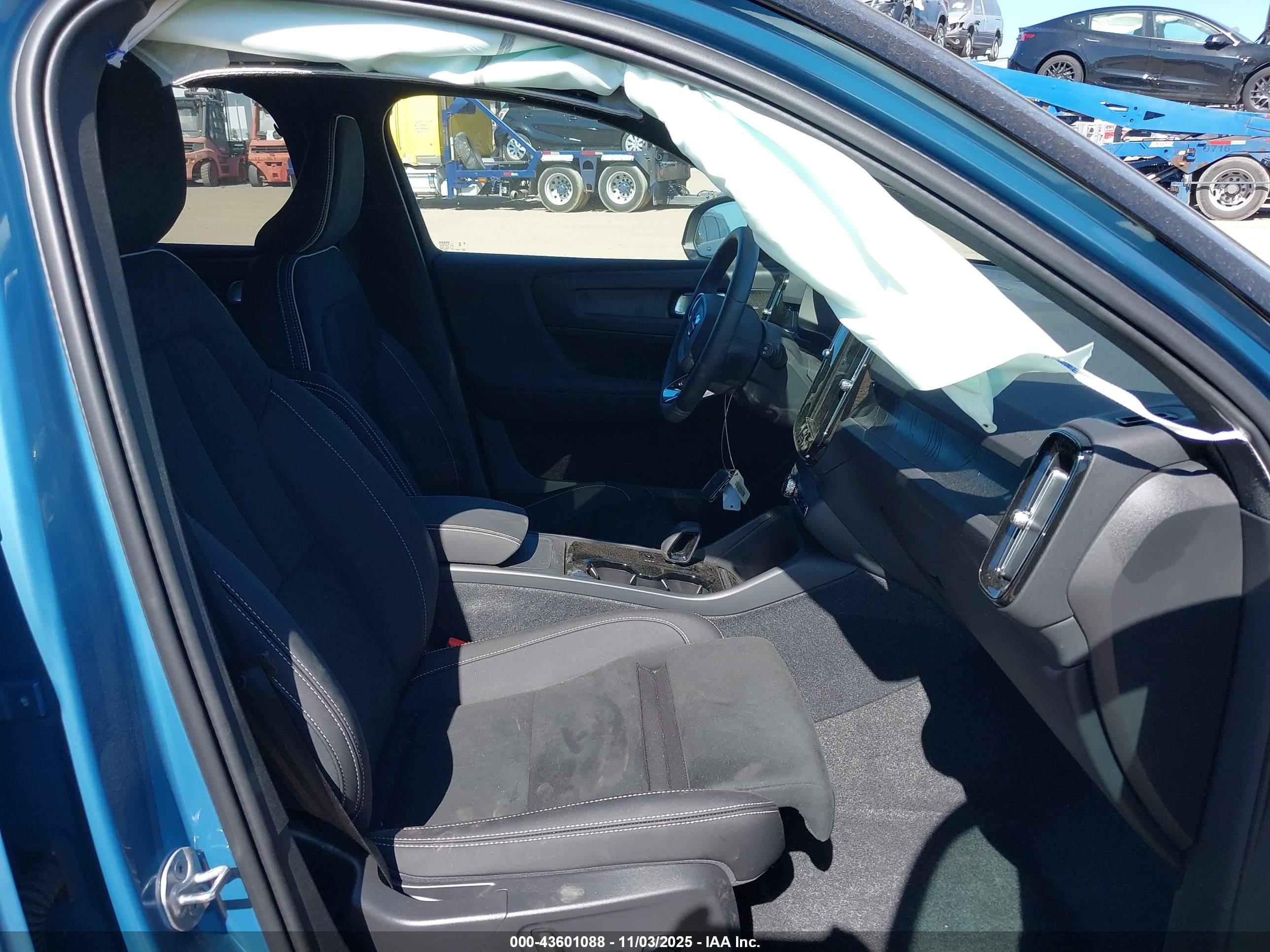 VOLVO XC40 image 5