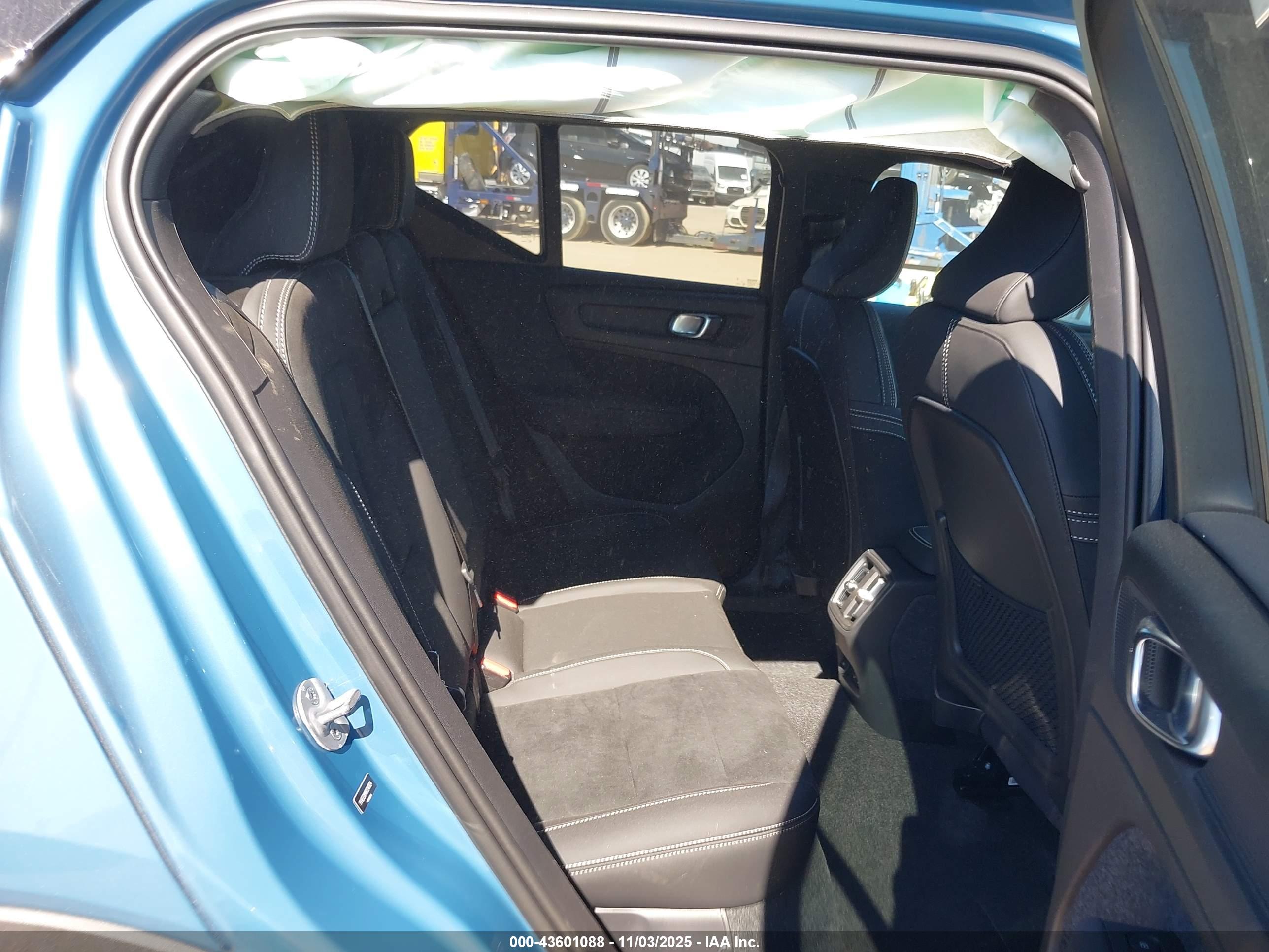 VOLVO XC40 image 8