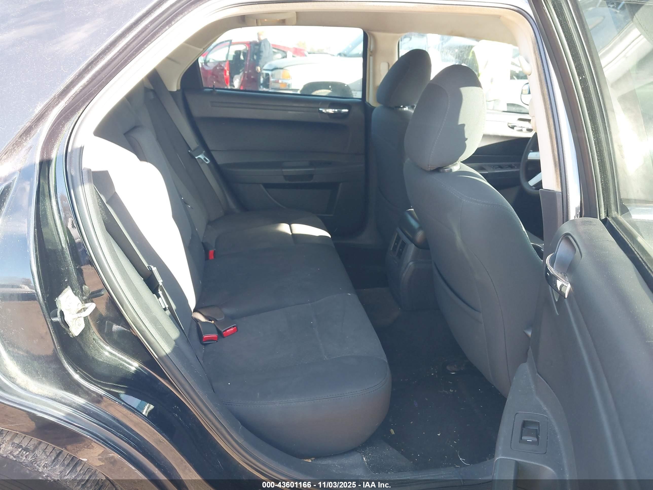 CHRYSLER 300 image 8