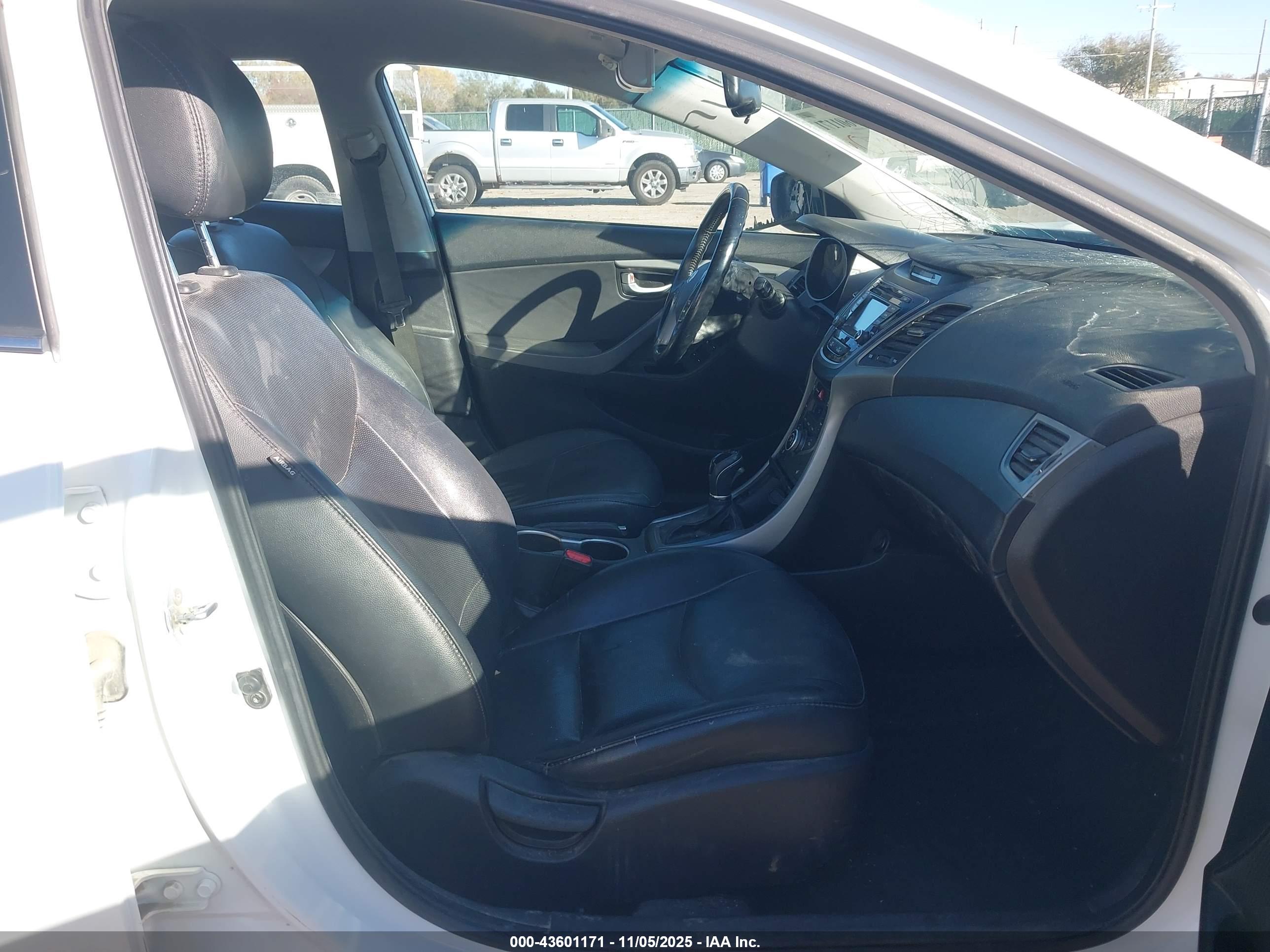 HYUNDAI ELANTRA image 5
