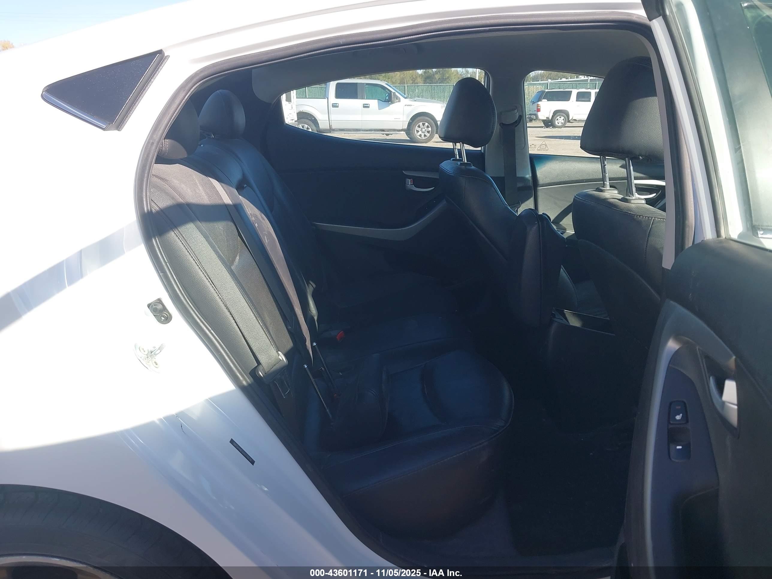 HYUNDAI ELANTRA image 8
