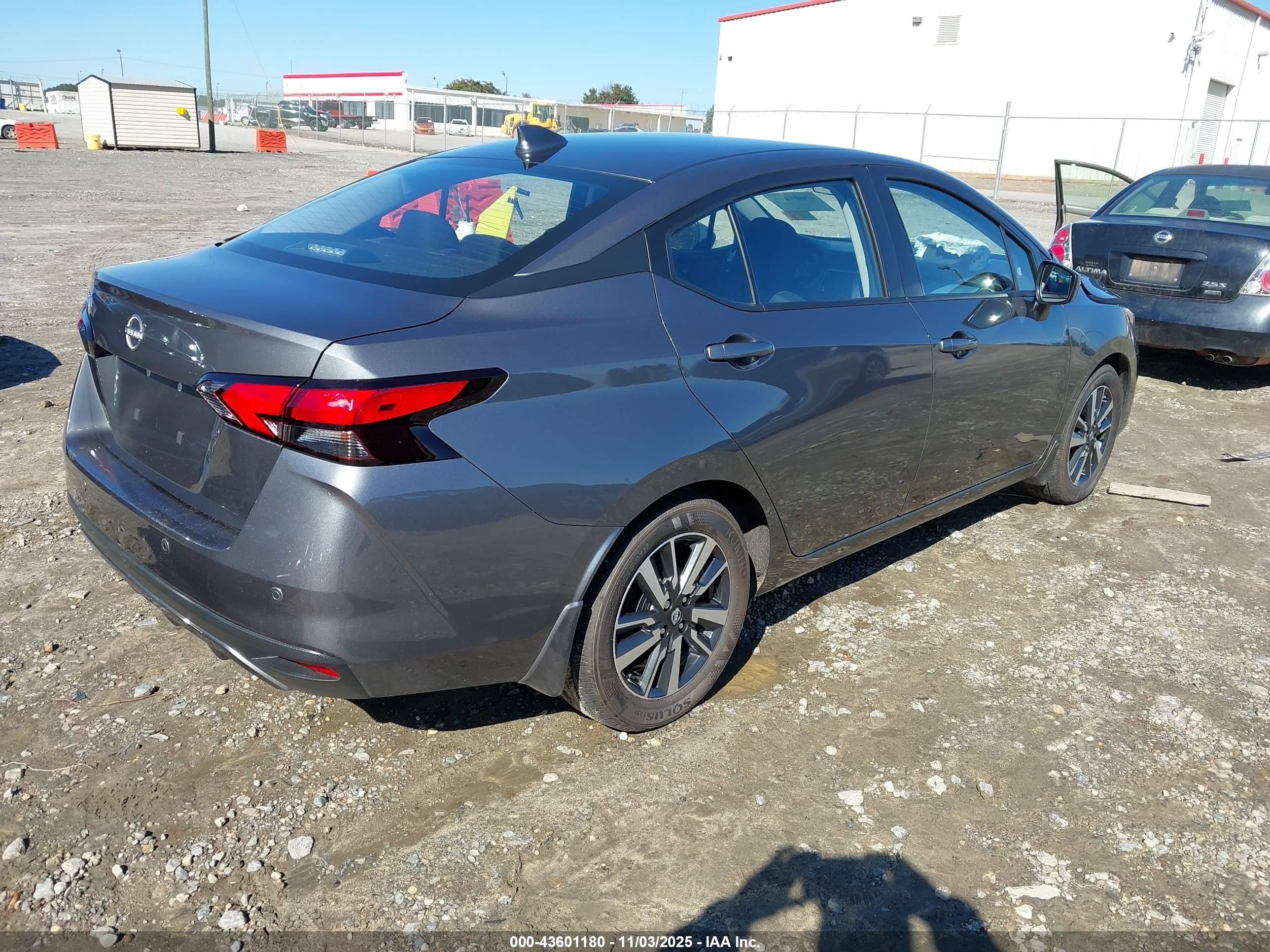 NISSAN VERSA image 4