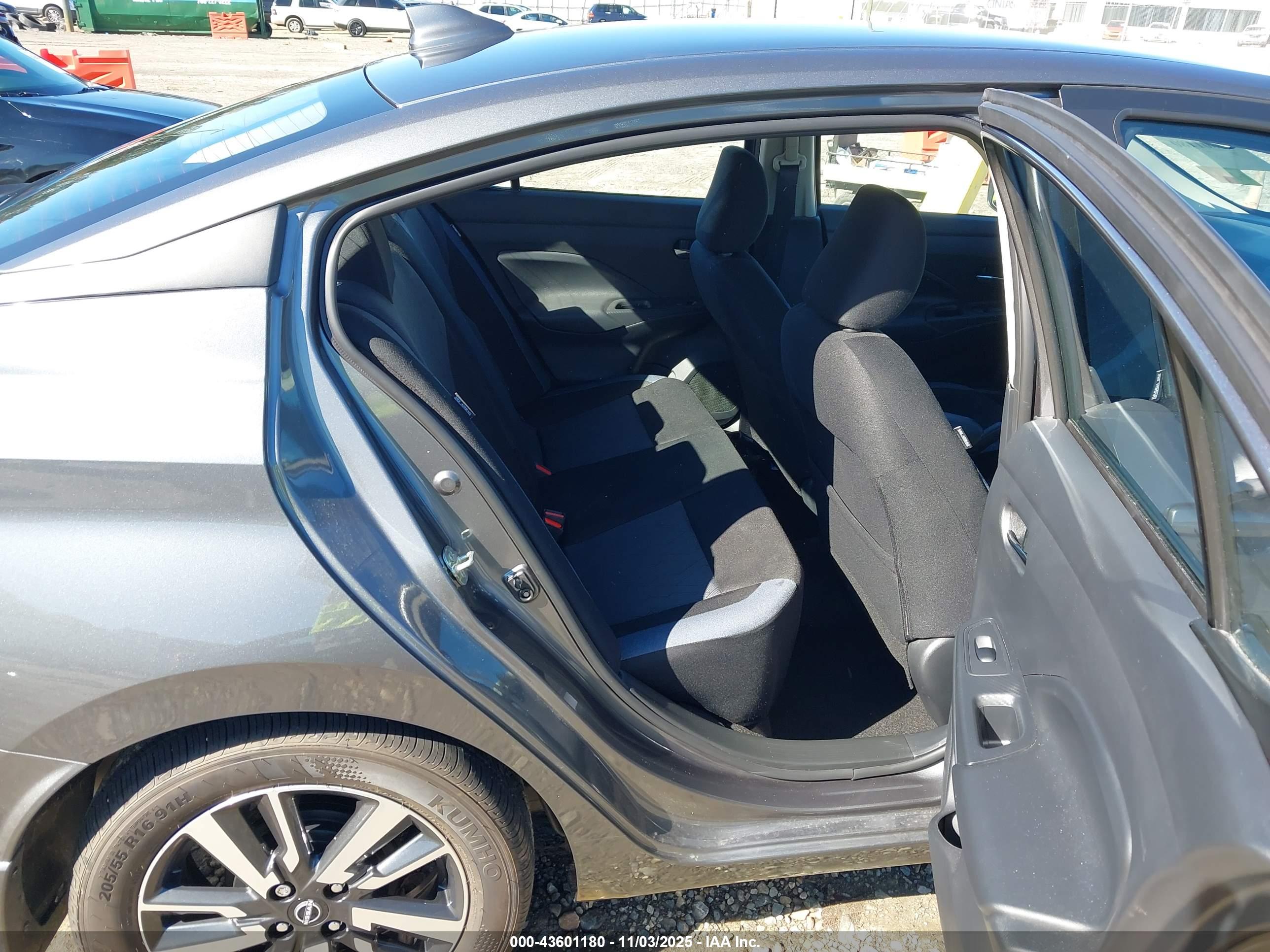 NISSAN VERSA image 8