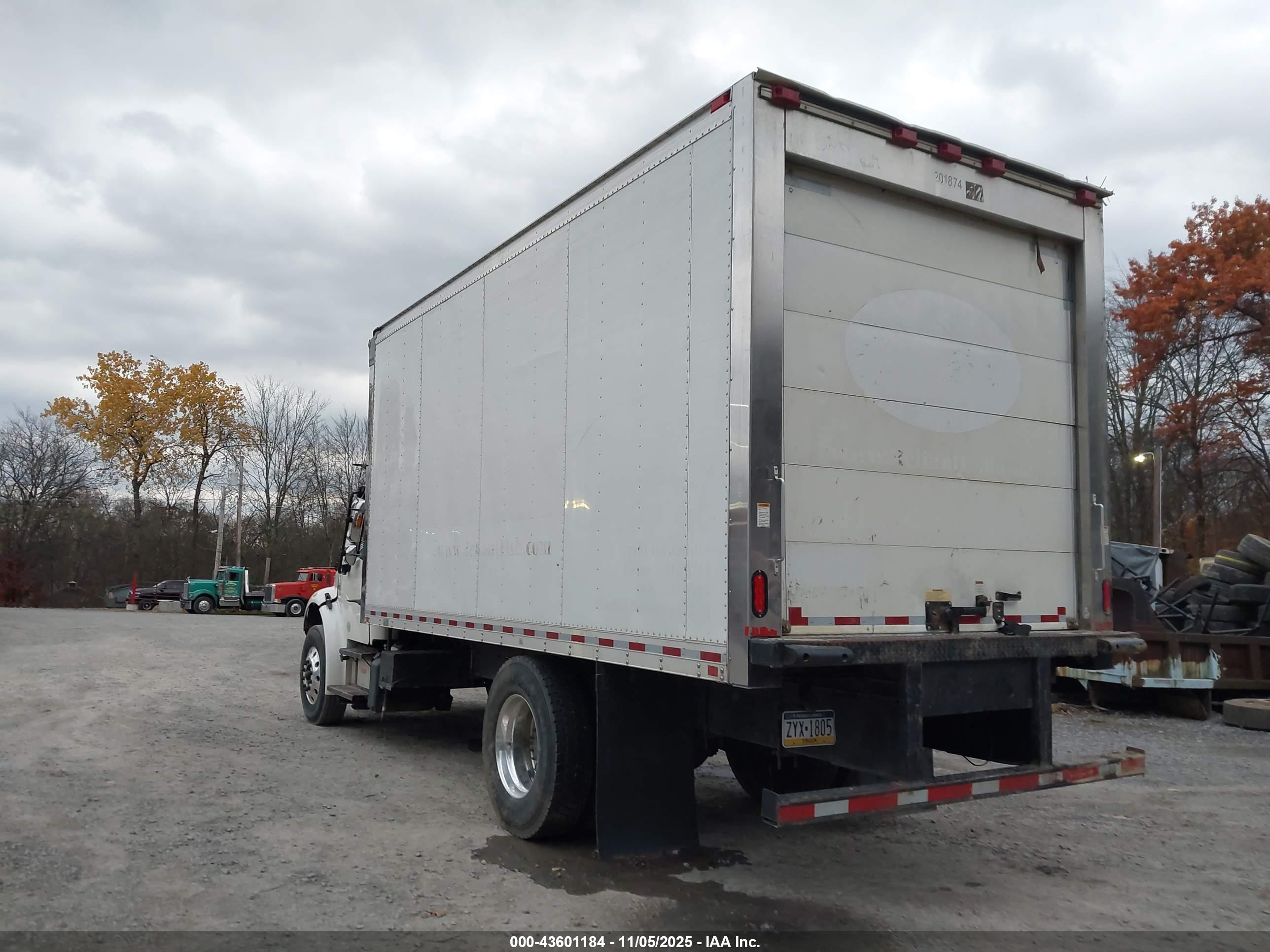FREIGHTLINER M2 image 3