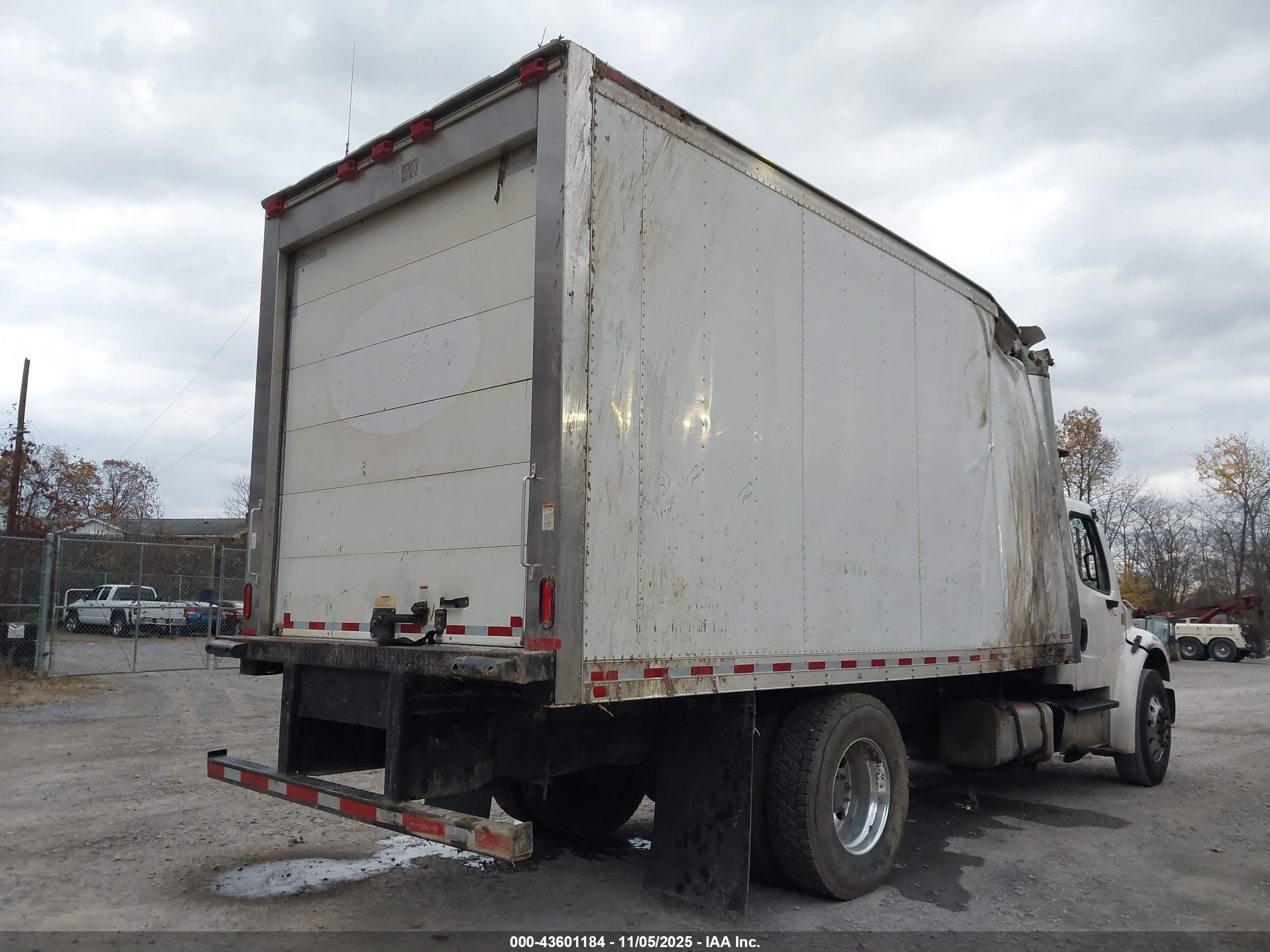 FREIGHTLINER M2 image 4