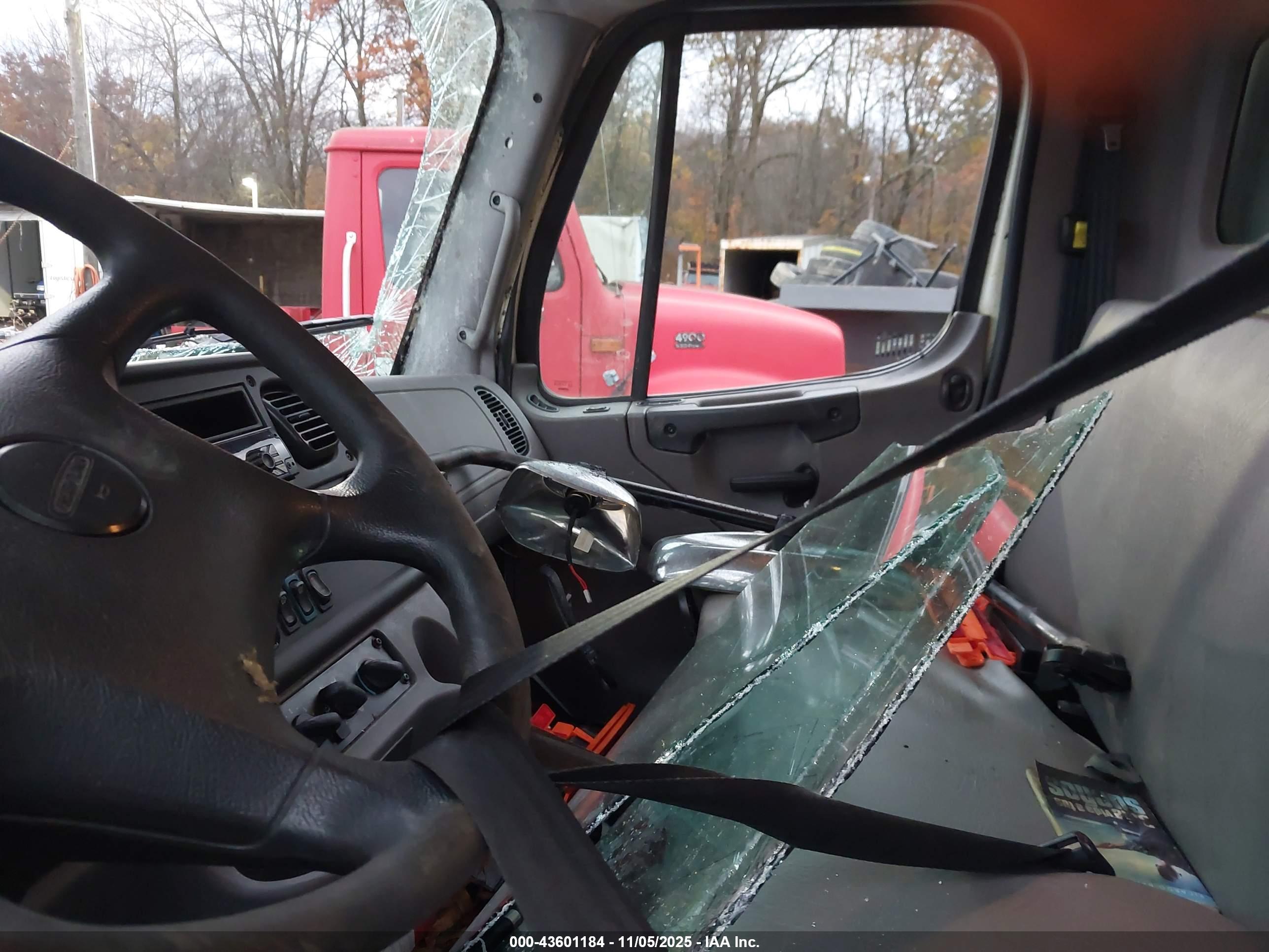 FREIGHTLINER M2 image 7