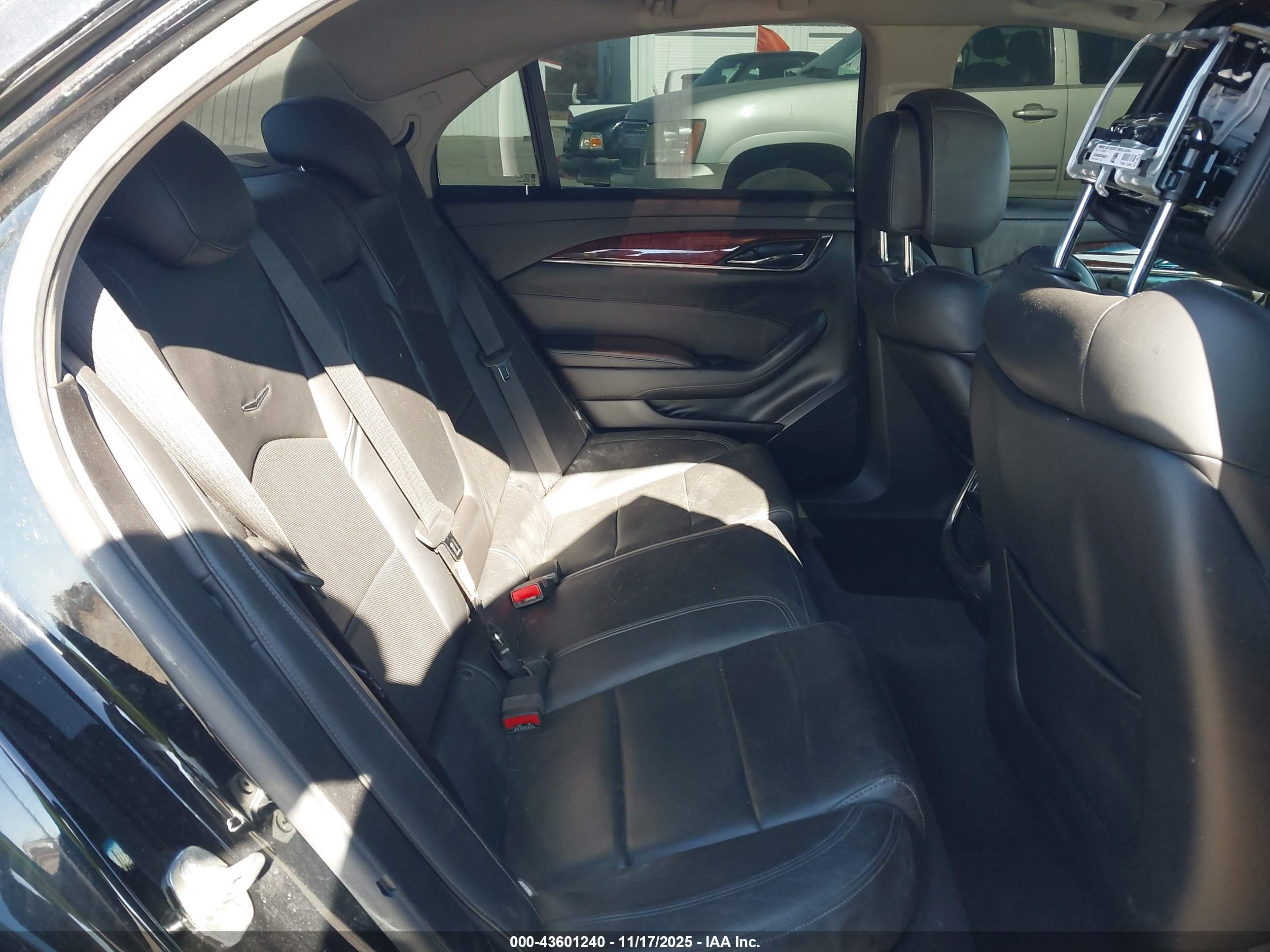 CADILLAC CTS image 8
