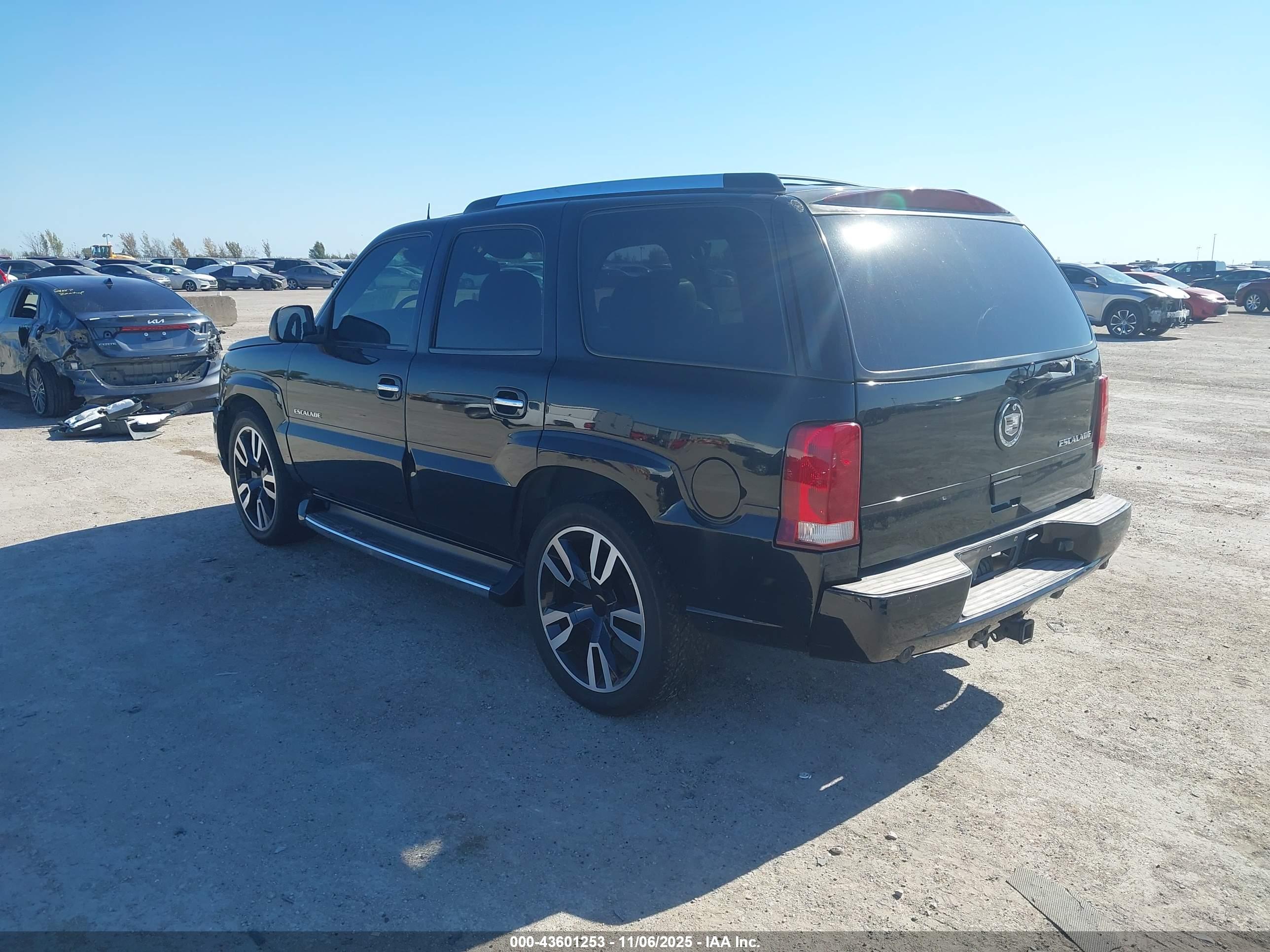 CADILLAC ESCALADE image 3