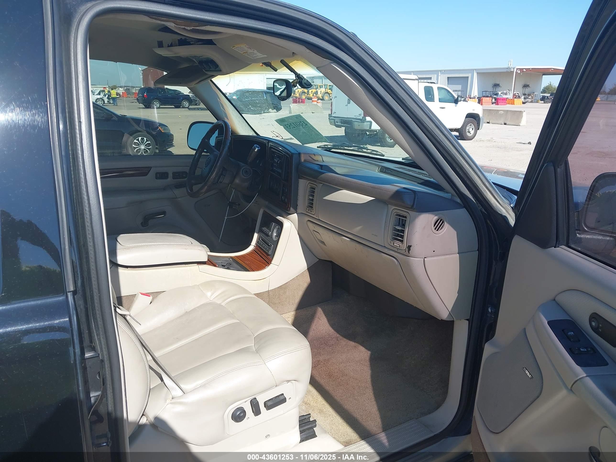 CADILLAC ESCALADE image 5
