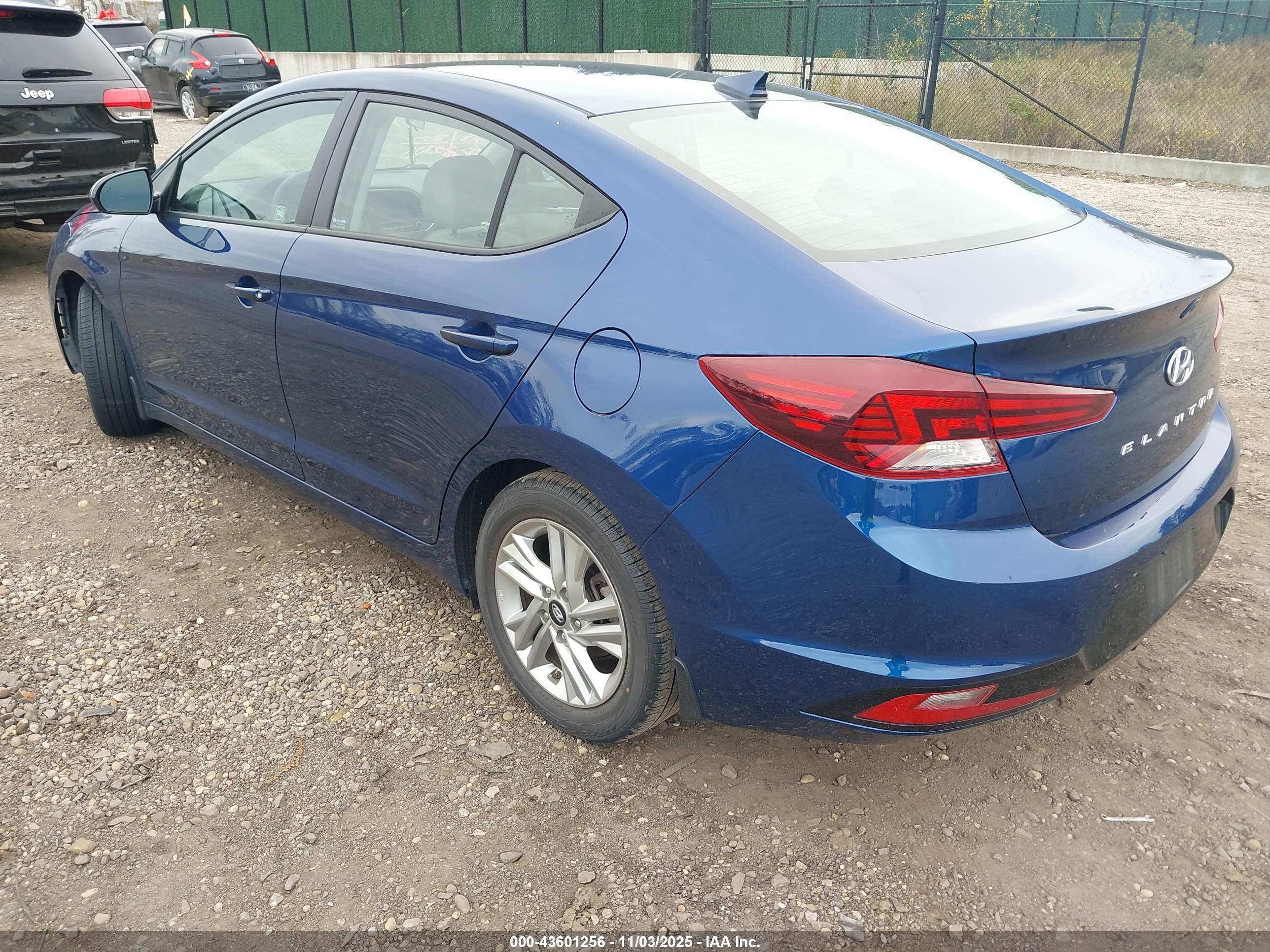 HYUNDAI ELANTRA image 3