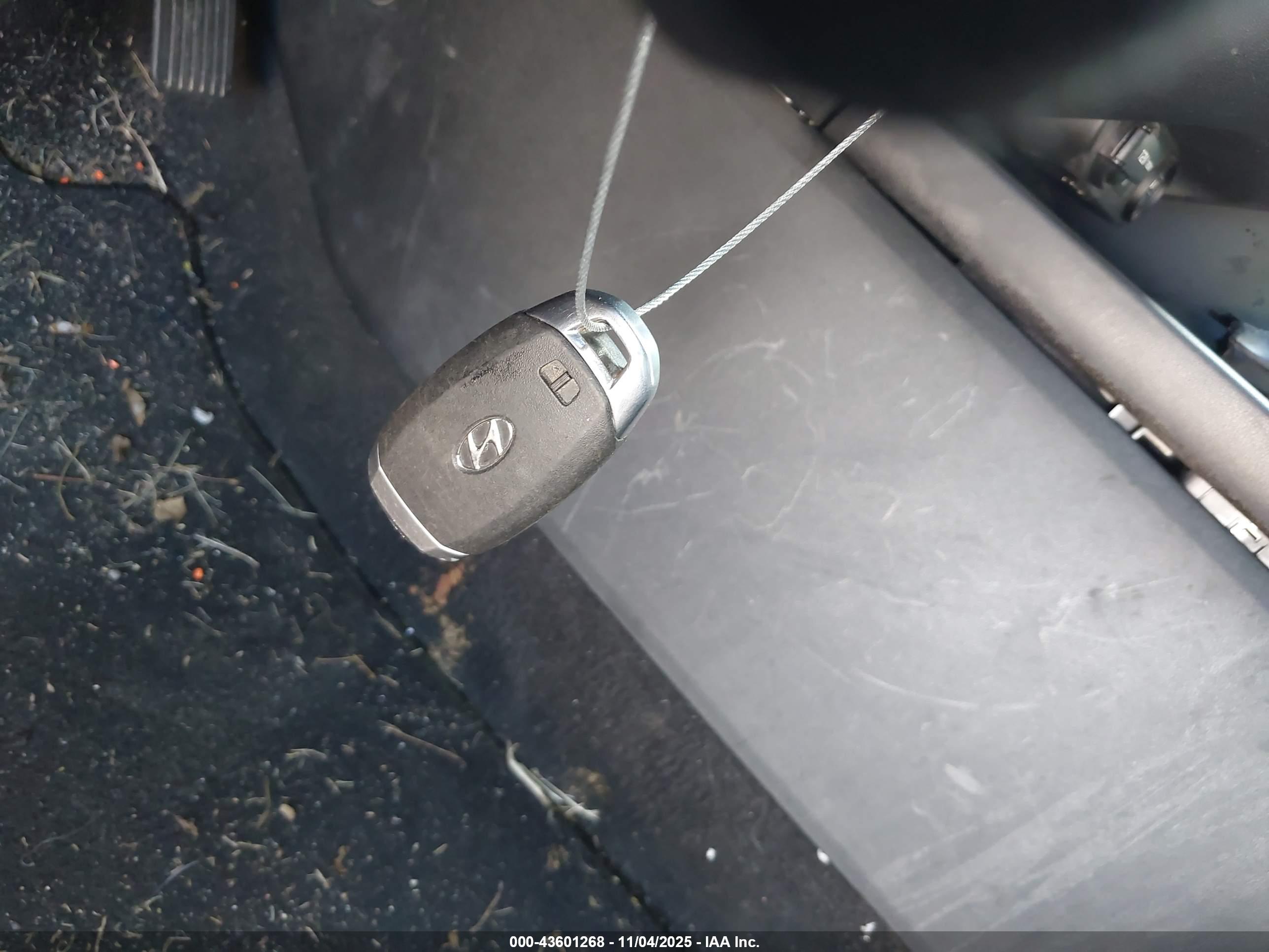 HYUNDAI ELANTRA image 11