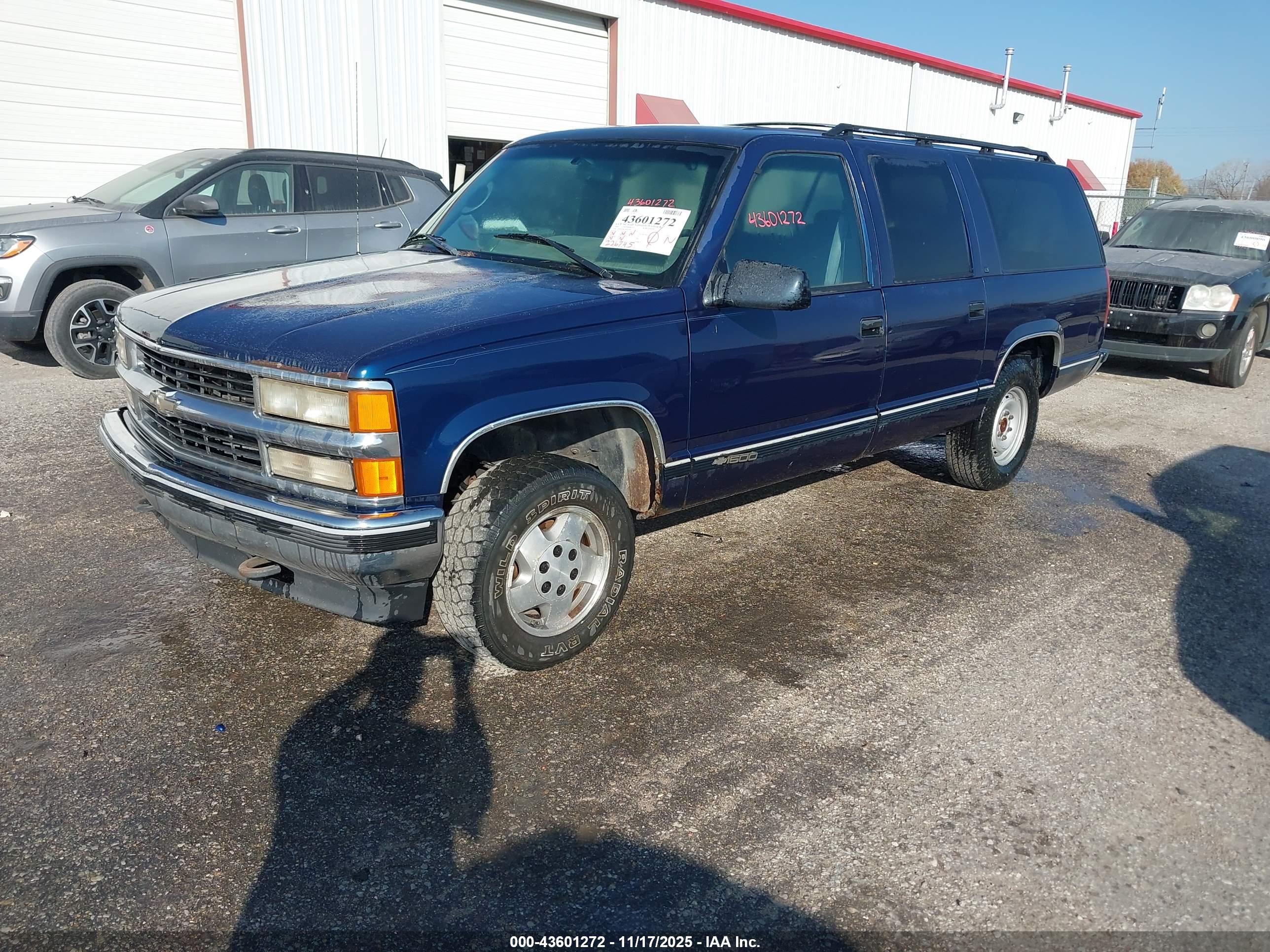 CHEVROLET SUBURBAN image 2